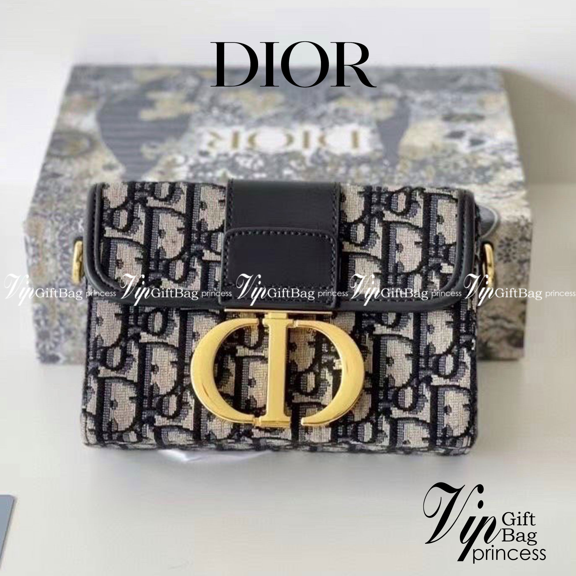 DIOR MINI BAG 7" กระเป๋าสะพายทรงกล่องเปิดหน้า แต่งอะไหล่CD ด้านหน้า มาพร้อมสายสะพายสามารถปรับระดับได้ ทรงสี่เหลี่ยมหนังเรียบสวยหรูอยู่ทรง ภายในโล่งมีโลโก้สามารถใส่มือถือของใช้จุกจิกได้ มาพร้อมถุงผ้ากล่องแบรนด์ รุ่นตามหานะคะ กำลังฮิตสุดๆ ภาพถ่ายจากสิน