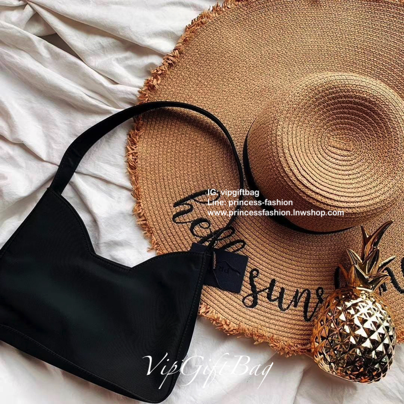 สไตล์คล้องแขนรุ่นใหม่ จากแบรนด์ Prada ขนาดกะทัดรัด แต่ใส่ของได้เยอะคะ ใสกระเป๋าตังยาว ได้สบายๆคะ จะคล้องมือ คล้องแขน สะพายไหล่ แบบไหนก็สวยหรูเหมือนกันคะ ทรงออกแบบมาเพื่อ สาวๆเลยคะ สวยหรูดูแพงมากคะ ทางร้านคอนเฟริมเลยคะ ด้านข้างมีโลโก้แบรนด์ สะดุดตา ดูแพงมา