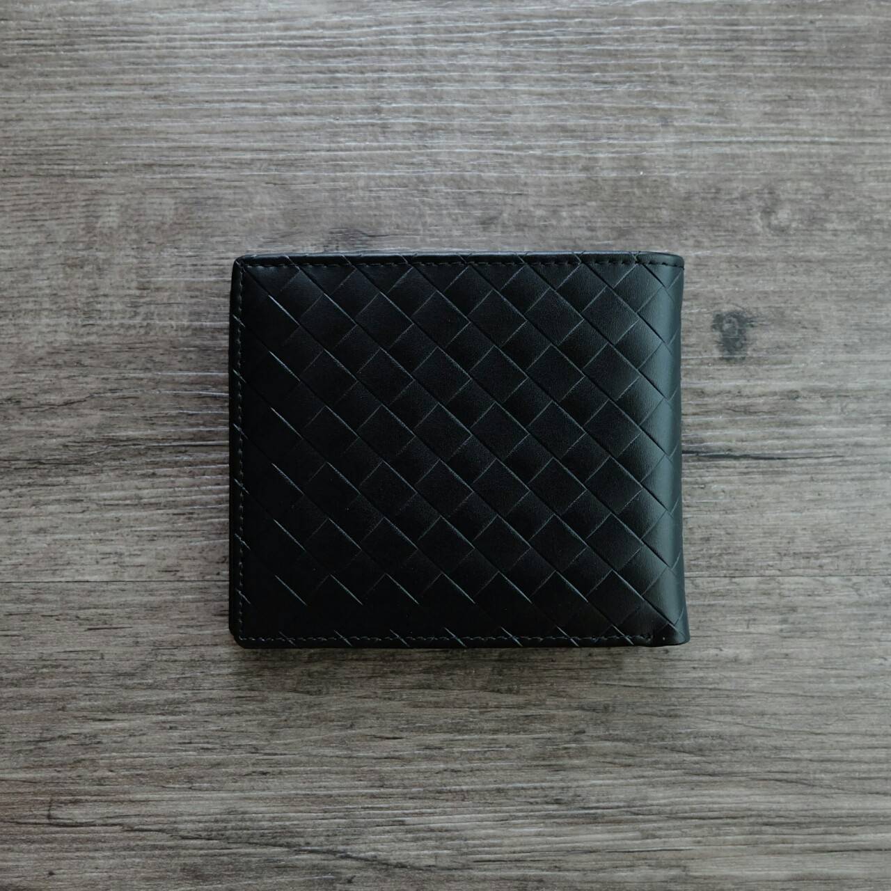 Calvin Klein Short Wallet กระเป๋าสตางค์ใบสั้น หนังลายสานรอบใบ ด้านหน้า ปั๊มแบรนด์ จะมอบเป็นของขวัญหรือใช้เองก็แนะนำค่ะ