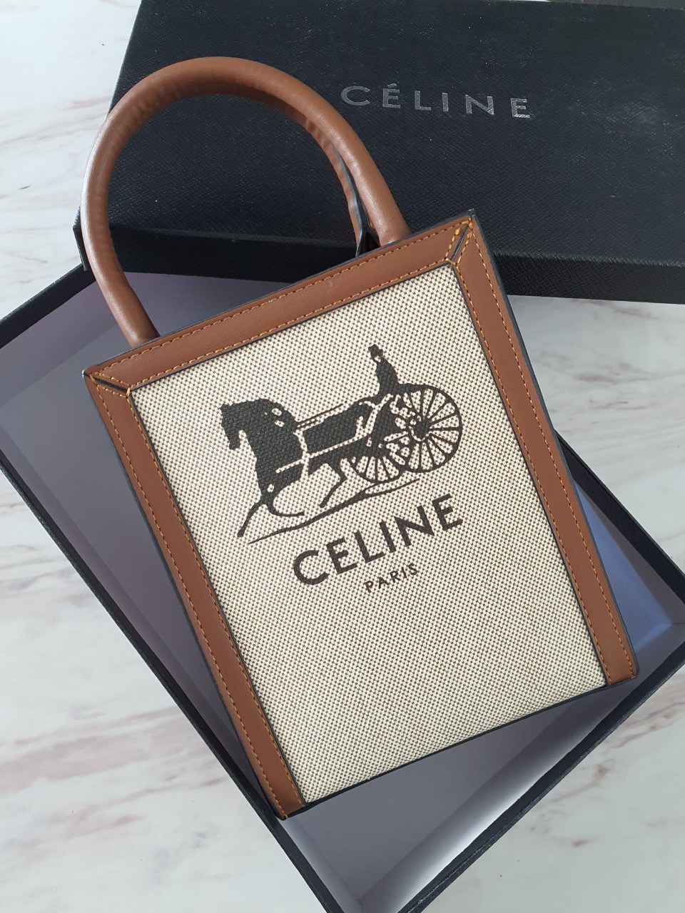 พรีเมี่ยมกิ๊ฟแท้ 100% 】CELINE HAND CARRY AND CROSSBODY BAG VIP GIFT WITH PURCHASE (GWP) พรีเมี่ยมกิ๊ฟ Limited จาก CELINE HAUTE PARFUME DUTYFREE COUNTER วัสดุ CANVAS ตัดหนังแท้