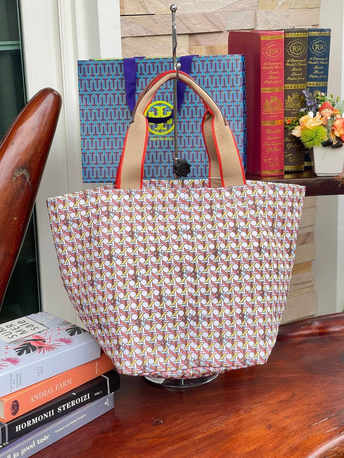 Tory Burch Printed Small Tote Bag กระเป๋าถือแบรนด์ทอรี่เบิร์ช ลายปริ้นท์สวยๆ ด้านหน้าเป็น brown logo patch embossed ป้ายหนังแท้สีน้ำตาล ปั๊มนูนโลโก้เป็นเทกเจอร์ วัสดุ100%recycled polyester คอลเลคชั่นใหม่สำหรับฤดูกาลนี้ สามารถบรรจุของได้หลากหลาย ทั้งยังมีด