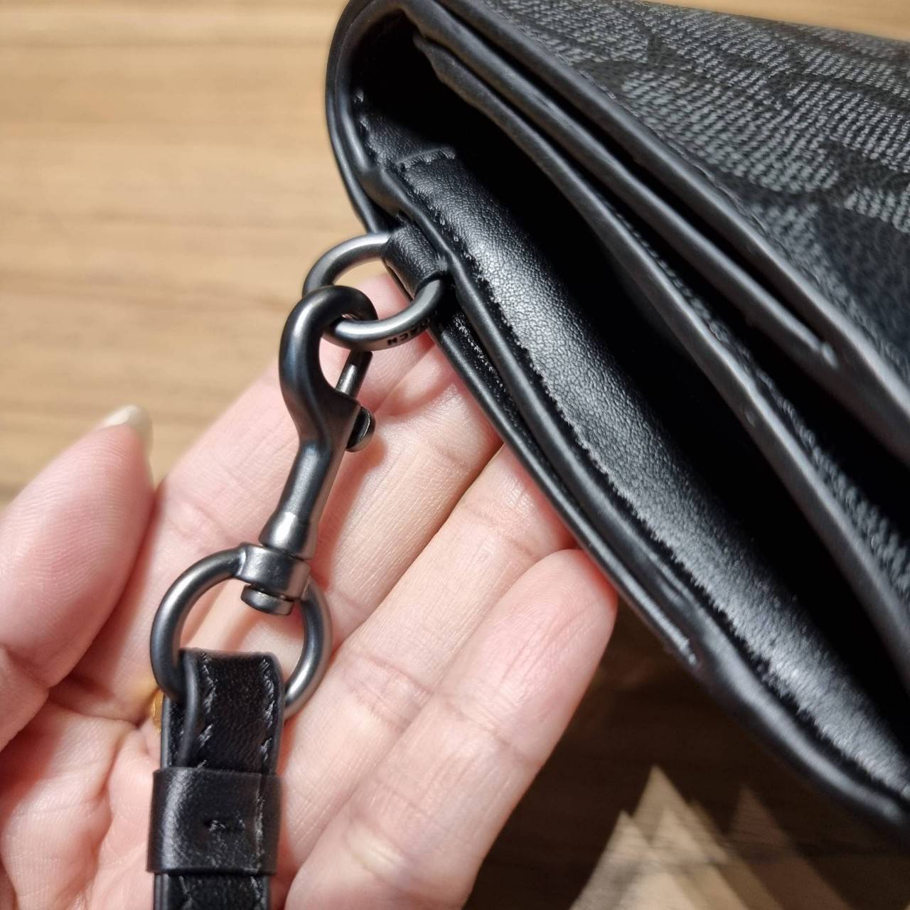 COACH F30205 FLAP PHONE WRISLET IN SIGNATURE CANVAS กระเป๋าสตางค์ 2IN1 มาอีกแล้วจ้า ความคลาสสิคที่จับต้องได้ ใช้งานได้สะดวกกว่าเดิม วัสดุหนังแคนวาสเคลือบลาย ภายในใส่ธนบัตร ใส่บัตรได้เยอะ มีช่องซิปแยก ใส่โทรศัพท์ได้ มาพร้อมสายคล้องมือ ใส่แขนไว้กันหล่นหาย ห