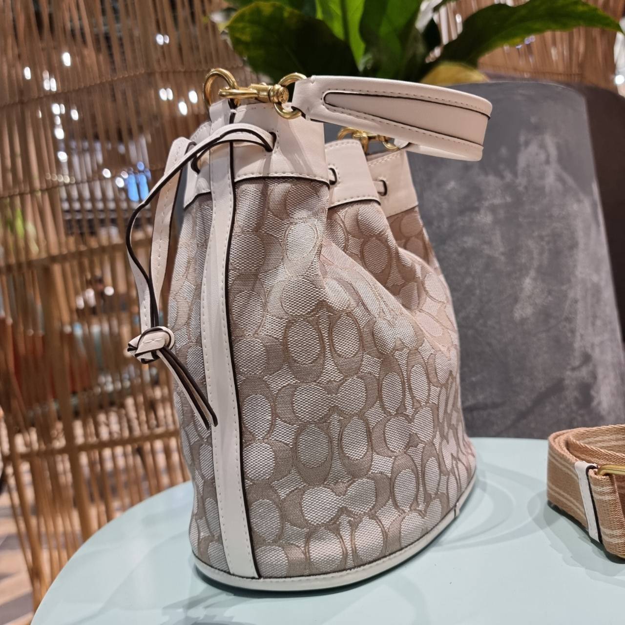 COACH C3853 FIELD BUCKET BAG IN SIGNATURE JACQUARD กระเป๋าสะพายทรงบัคเก็ต รุ่นใหม่ล่าสุด ดีไซน์ลายซิกเนเจอร์บนผ้า jacquard สวยคม เป็นเอกลักษณ์ไม่ซ้ำใคร มาพร้อมสายสะพายผ้าสปอร์ต และสายสั้นสำหรับคล้องแขนได้ สามารถรูดปิดปากกระเป๋าด้วยหนังรอบใบ เพิ่มดีเทลให้ต