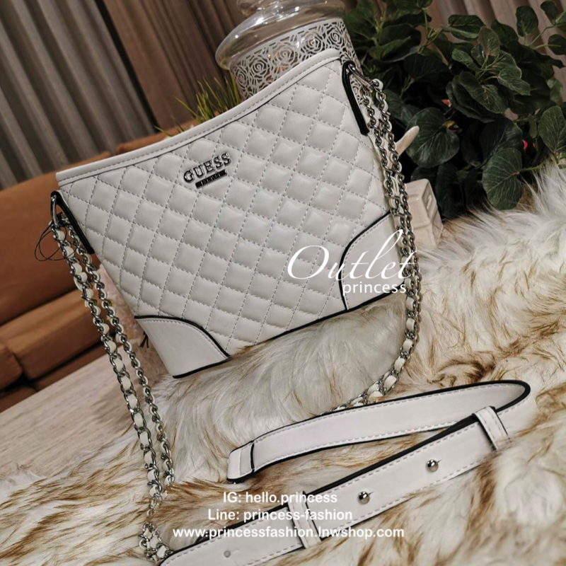 Guess Woman Factory Crossbody Bag กระเป๋าสะพายรุ่นใหม่ดีไซน์สวยหรูคลาสสิคจาก GUESS FACTORY วัสดุหนังเเกะสังเคราะห์เนื้อหนานิ่มลายตาราง เปิดปิดด้วยซิปสะดวกใช้ ด้านหน้ามีโลโก้ ภายในมีโลโก้ช่องใส่ของ และช่องซิป ใส่กระเป๋าสตางค์ใบยาว ของใช้ได้จุ มาพร้อมสายสะพ