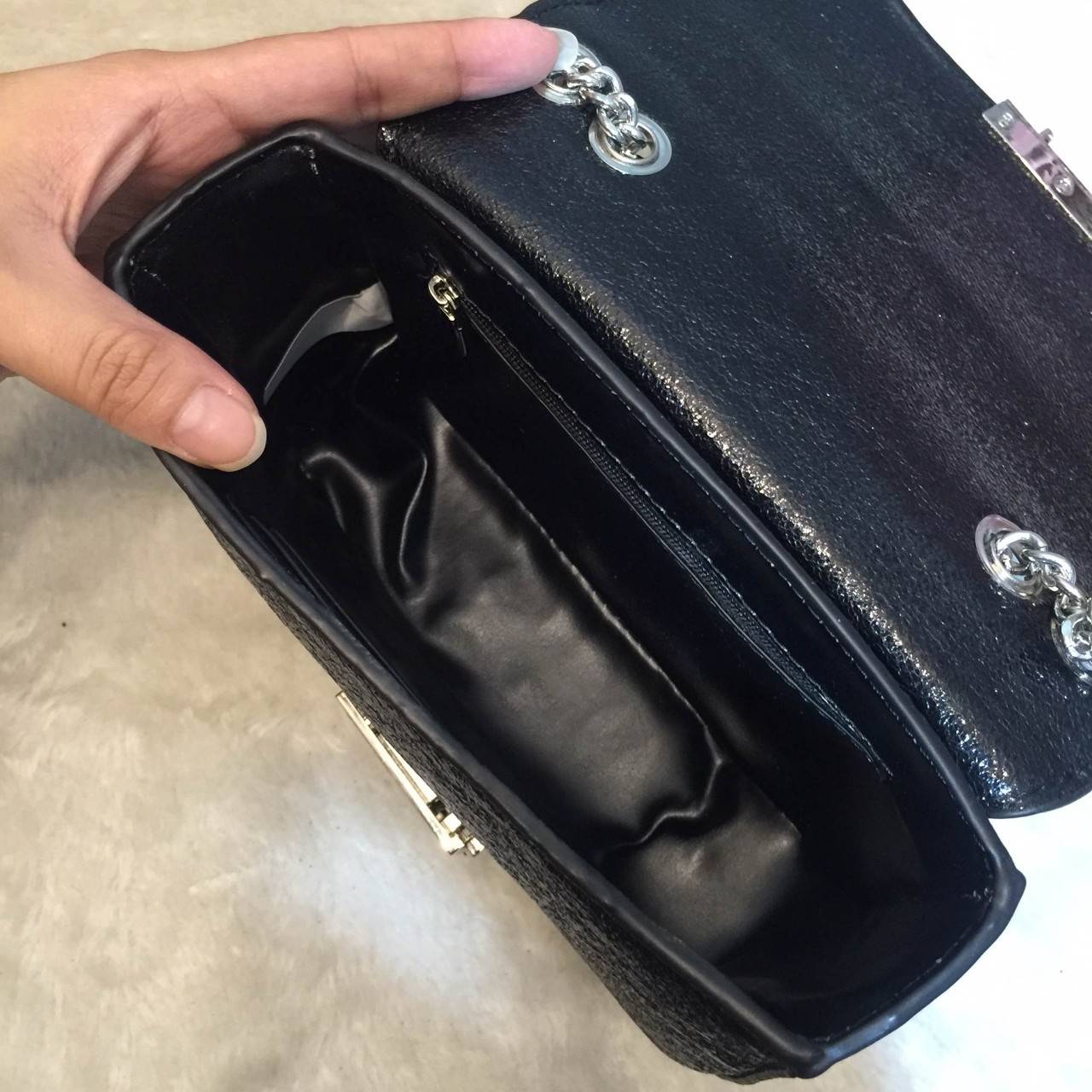 New! 2018 CHARLES & KEITH PUSH-LOCK CHAIN SLING BAG กระเป๋าสะพายโซ่ ทรงสวยสไตล์คุณหนู หนังpuลายคาเวียร์ ทรงแข็ง ฝาเปิด-ปิดด้วยตัวล็อคปั๊มโลโก้ ภายในมีช่องซิปเล็ก 1 ช่อง และช่องใส่บัตร สามารถใส่ iphone+ และของจุกจิกเพิ่มเติมได้ ด้านหลังมีช่องเล็ก 1 ช่อง สะ