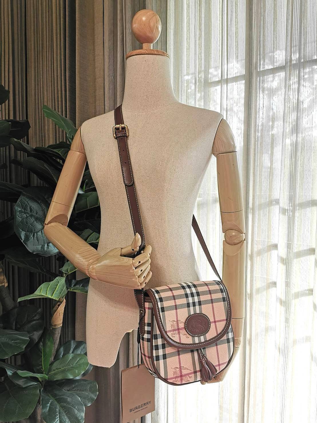 BURBERRY FRAGRANCES VINTAGE CROSSBODY BAG GiFT WITH PURCHASE (GWP) กระเป๋าสะพายพรีเมี่ยมกิ๊ฟ Limited Edition จากเคาน์เตอร์ BURBERRY FRAGRANCES วัสดุหนังแท้ขึ้นลาย Burberry Vintage Signature สวยหรูสุดคลาสสิค เปิดปิดฝาปิดกระดุมแม่เหล็ก ภายในมีโลโก้และช่องซิ