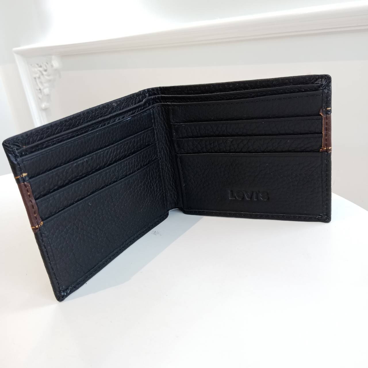 ราคาพิเศษ ห้ามพลาด! **จำนวนจำกัดคะ สินค้าจากงานเซลล์ แบรนด์ดัง LEVI'S กระเป๋าสตางค์ชายสั้น ผลิตจากหนังวัวแท้ 100% (cow leather) ดีไซส์เท่ ด้านในมีช่องใส่บัตร ได้กำลังดี ขนาดกะทัดรัด เหมาะกับหนุ่มๆที่กำลังมองหา กระเป๋าสตางค์ราคาดี๊ดี แนะนำ รุ่นนี้เลยค