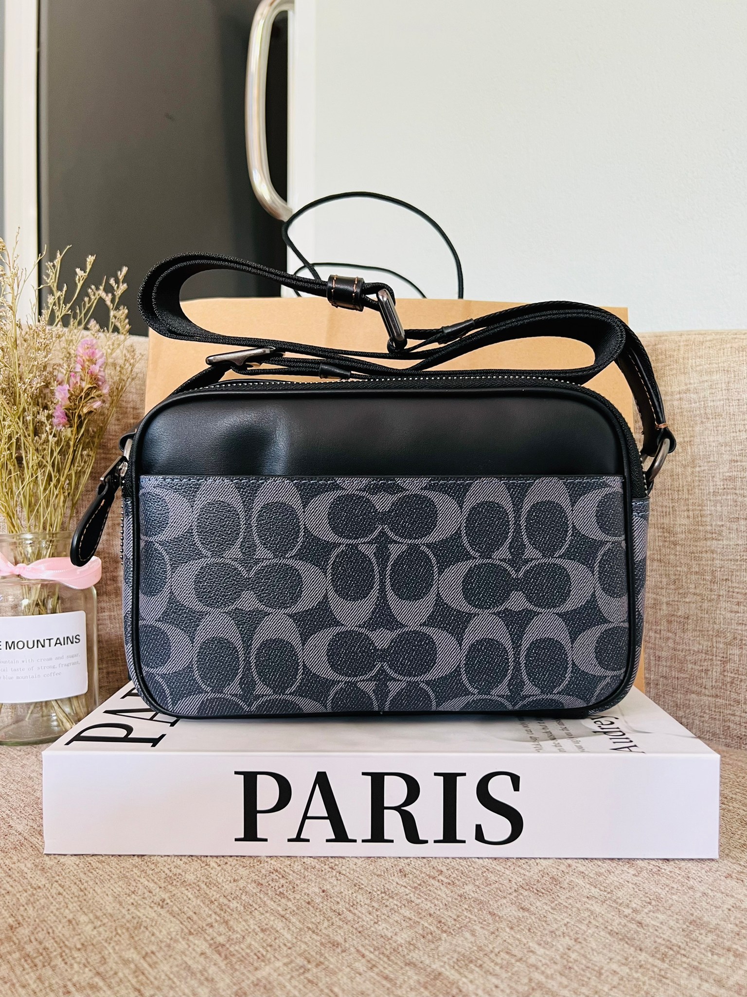 COACH Graham Crossbody In Blocked Signature C9965 กระเป๋าสะพายข้างผู้ชาย กระเป๋าผ้าเคลือบซิกเนเจอร์และหนังอย่างดี ภายในกระเป๋าเอนกประสงค์ ปิดซิปคู่ ซับในผ้า กระเป๋าสลิปด้านนอก สายปรับได้ยาว 25 นิ้ว สำหรับสะพายไหล่หรือสะพายข้าง