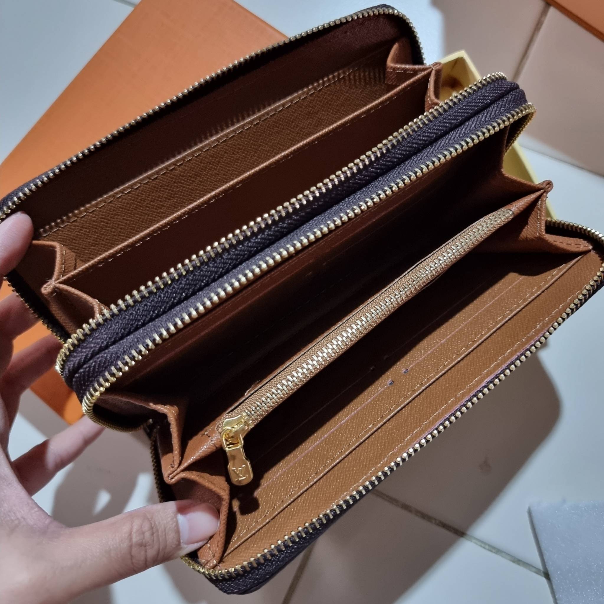 2ซิปก็ต้องมาแล้วแหละ!! IN STOCK แล้ว!! ด่วน!! เตือนแล้วน้า!!! LV long wallet ไอเท็มสุดฮิต ติดทุกกระแส แรงไม่เคยตก รุ่น unisex ที่จะหนุ่มๆสาวๆ ก็เลิฟได้หมด!! ใบยาวขนาดกำลังเหมาะมือ รอบนี้คือดี คุ้ม เพราะมาสองซิป ใส่กันแบบเน้นๆ เงินตุงกระเป๋ารับทรัพย์!! ถือ