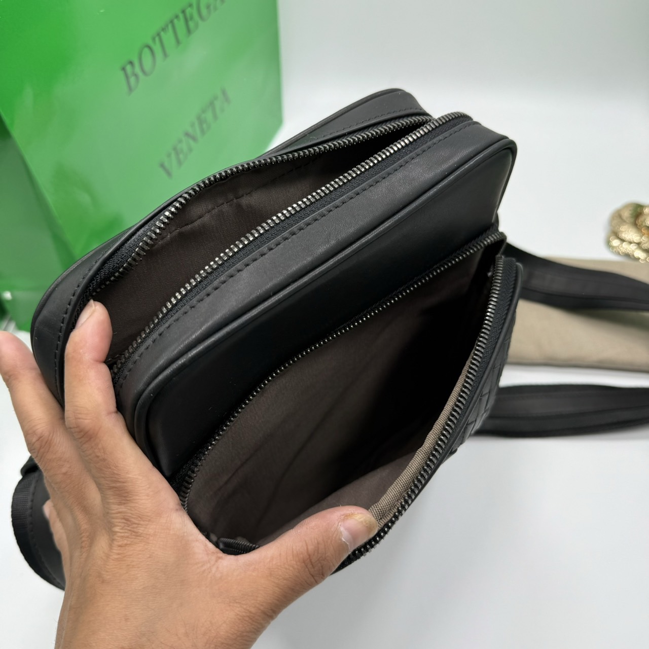 BOTTEGA Messenger Bag / BOTTEGA Crossbody Bag กระเป๋าสะพายเมสเซนเจอร์ ดีไซส์สานเป็นเอกลักษณ์ everyday look เอาใจหนุ่มๆ สวยเท่คลาสสิก