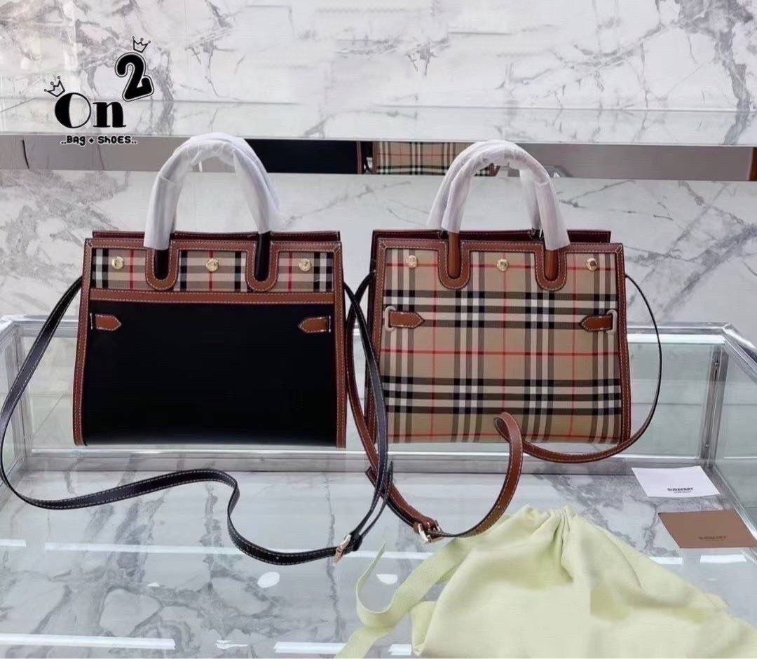 BURBERRY Women Vintage Check Two-handle Title Bag / BURBERRY Leather and Vintage Handle Bag อีกหนึ่งไอเท็มหายาก วัสดุ Leather Calfskin ลายวินเทจประดับกระดุมทองสวยหรูดีไซน์คลาสสิคคงไว้ซึ่งเอกลักษณ์แบรนด์ด้านข้างคาดด้วยสายหนังแท้ปรับทรงได้ หูจับหนังแท้แข็งแ