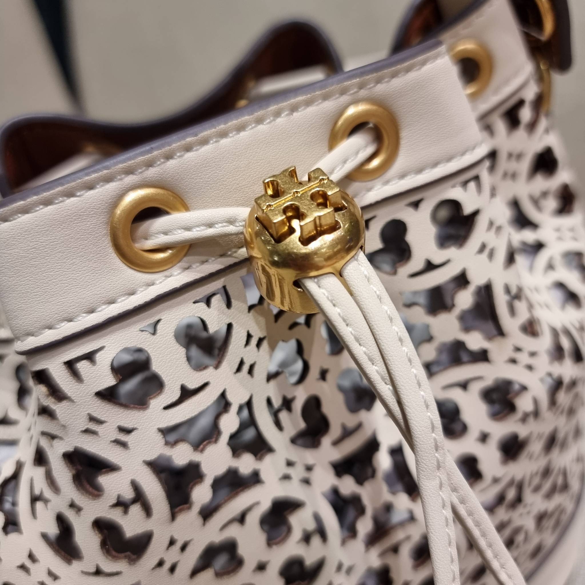 TORY BURCH T MONOGRAM LASER-CUT BUCKET BAG ใจบางที่สุดกับคอลเลคชั่นนี้ กับกระเป๋าสะพายทรงบัคเก็ต รุ่นชูโรงสุดฮิต ที่เพิ่มดีเทลความแพงด้วยการฉลุลวดลายโมโนแกรมรอบใบ ถักทอเป็นเส้นลายสานที่สวยงามมาก งานฝีมือจริงๆ วัสดุหนัง cowhide รูดเปิด-ปิดด้วยเส้นหนัง มาพร