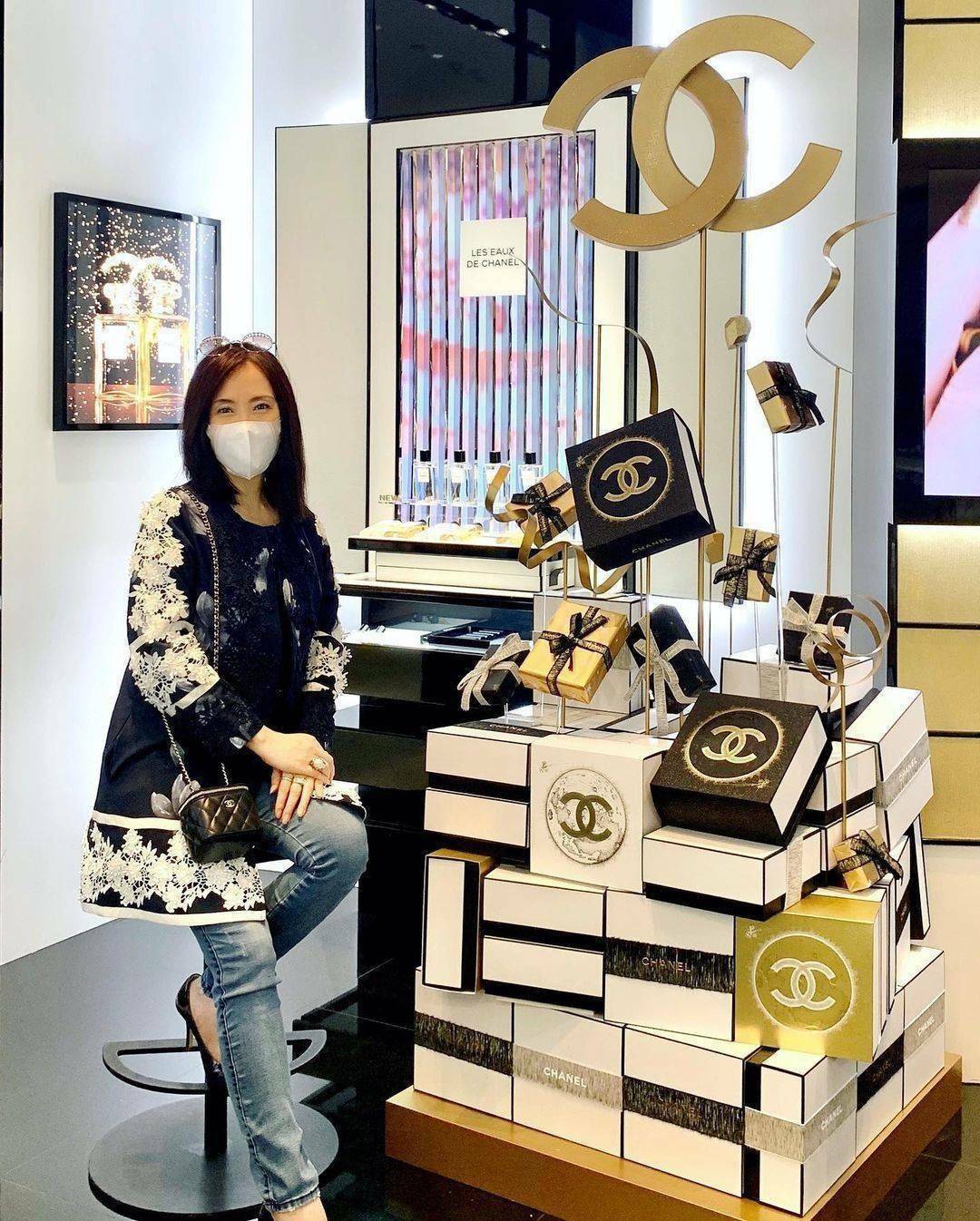 พรีเมี่ยมกิ๊ฟแท้ 100% 】Chanel Mini Clutch Bag With Chain VIP Gift With Purchase (GWP) กระเป๋าสะพายพรีเมี่ยมกิ้ฟทรงเหลี่ยมขนาดมินิสุดน่ารักดีไซน์สุดฮิตหนังเรียบสวยอยู่ทรงเปิดปิดด้วยซิปคู่สะดวกใช้ ด้านหน้าประดับโลโก้แบรนด์อะไหล่ทอง