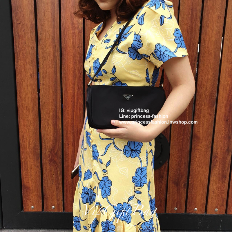 รุ่นใหม่ จากแบรนด์ Prada Crossbody *มีมาให้ถึง2สาย สายผ้าติดกับตัวกระเป๋า และสายยาวโซ่เงิน ด้านหน้ามีโลโก้แบรนด์สวยหรู เปิดปิดด้วยซิป อะไหล่สีเงินทั้งใบ ด้านในบุด้วยผ้าลายแบรนด์ มีโลโก้แบรนด์ ด้านในใส่ของได้เยอะคะ ใส่กระเป๋าตังยาว เครื่องสำอางค์