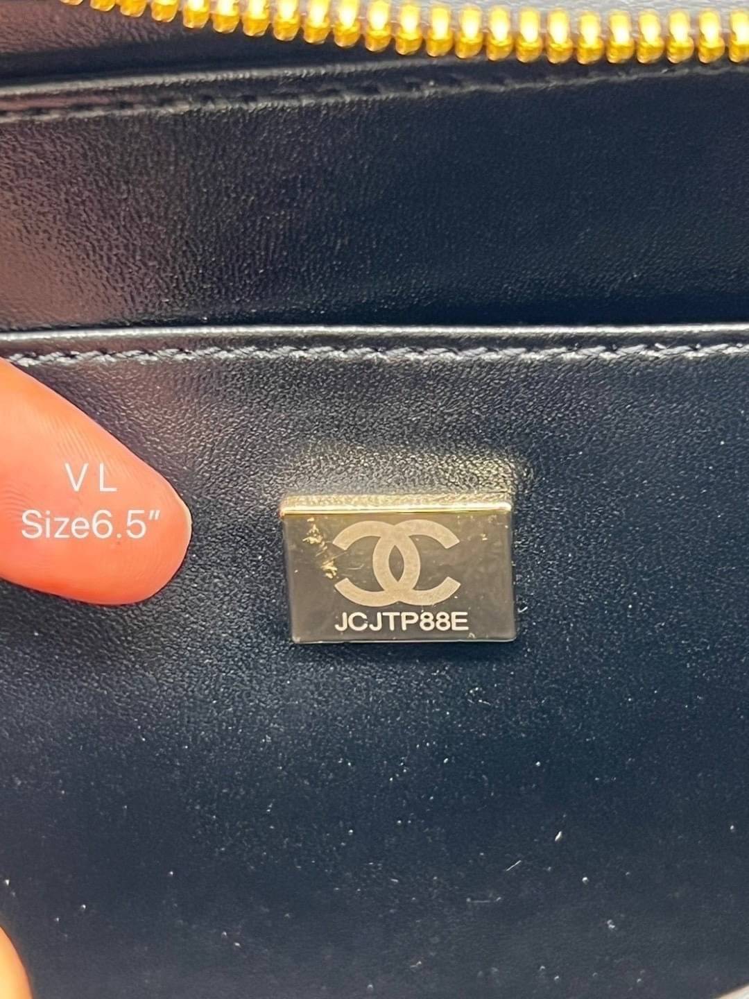 Chanel CC Filigree Vanity Case งานตามหาเข้าแล้วน้า พร้อมส่งมีจำนวนจำกัดนะคะ กระเป๋าสะพายทรงกล่องรุ่นยอดนิยม นอกจากความคลาสสิคของรูปทรง ตัวอะไหล่ก็ยังปรับเพิ่มดีเทลความหรูดูแพง