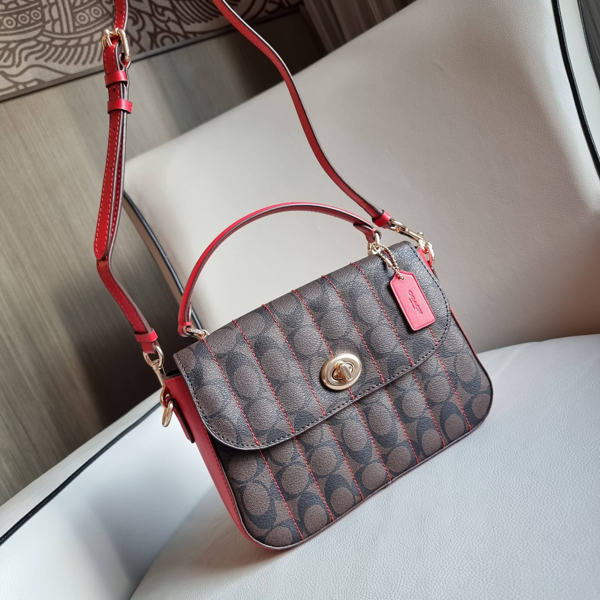 OUTLET 】COACH C5645 MARLIE TOP HANDLE SATCHEL IN SIGNATURE CANVAS WITH QUILTING ดีไซน์ใหม่ กระเป๋าถือ/สะพายข้าง ออกแบบมาไม่เหมือนใคร โดดเด่นด้วยการเย็บบุหนัง โชว์ดีเทลลายเส้น ตกแต่งโลโก้ด้านข้างอะไหล่ทอง วัสดุหนังแคนวาสสลับหนังแท้ เปิด-ปิดด้วยตัวล็อคแน่นห