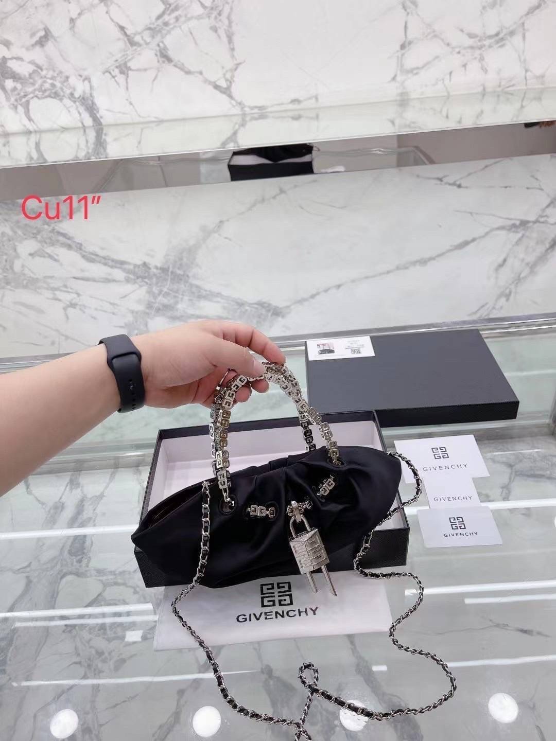 GIVENCHY Kenny shoulder bag สัมผัสกระเป๋าสุดไอคอนิก บอกเล่าเรื่องราวฉบับใหม่ของเเบรนด์ได้อย่างน่าหลงใหล Bag is recognizable from the signature '4G'