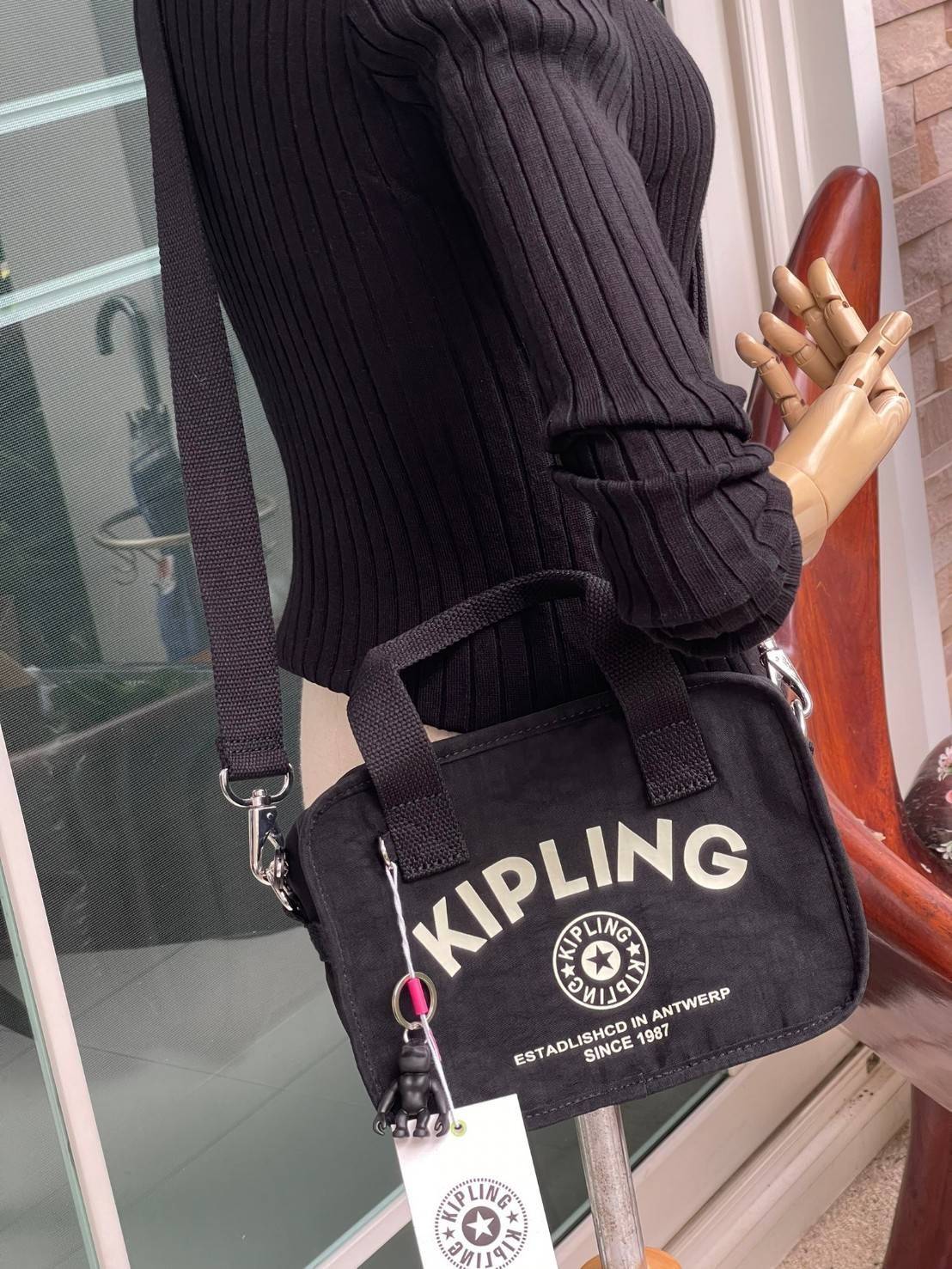 Kipling Kirsty Small Handbag (KI6275) กระเป๋าถือหรือสะพายทรงcrossbody จากคอลเลคชั่นใหม่ล่าสุด ที่เน้นฟังก์ชั่นแบบไม่ซับซ้อน สีสันเรัยบง่ายเข้าได้กับสีเสื้อผ้าได้ดี สามารถใส่ของที่จำเป็นสำหรับผู้หญิงได้แทบทุกอย่างไม่ว่าจะเป็น มือถือ กระเป๋าสตางค์หรือเครื่อ