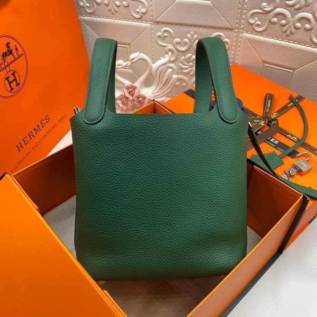 หนังแท้ Hermes Picotin Lock 18 bag กระเป๋าถือแบรนด์หรูระดับโลก งานเกรดออรินอล หนังแท้ทั้งใบ หนังมีลายทอริลลอนคล้ายของจริง มาพร้อมตัวล็อคเคลลี่ Kelly lock รูปทรงเรียบแต่หรู ใช้งานได้ทุกโอกาส ถือง่าย ใช้งานง่าย ภายในโล่งกว้าง ภาพสินค้าถ่ายจากงานขายจริง ใช้ง