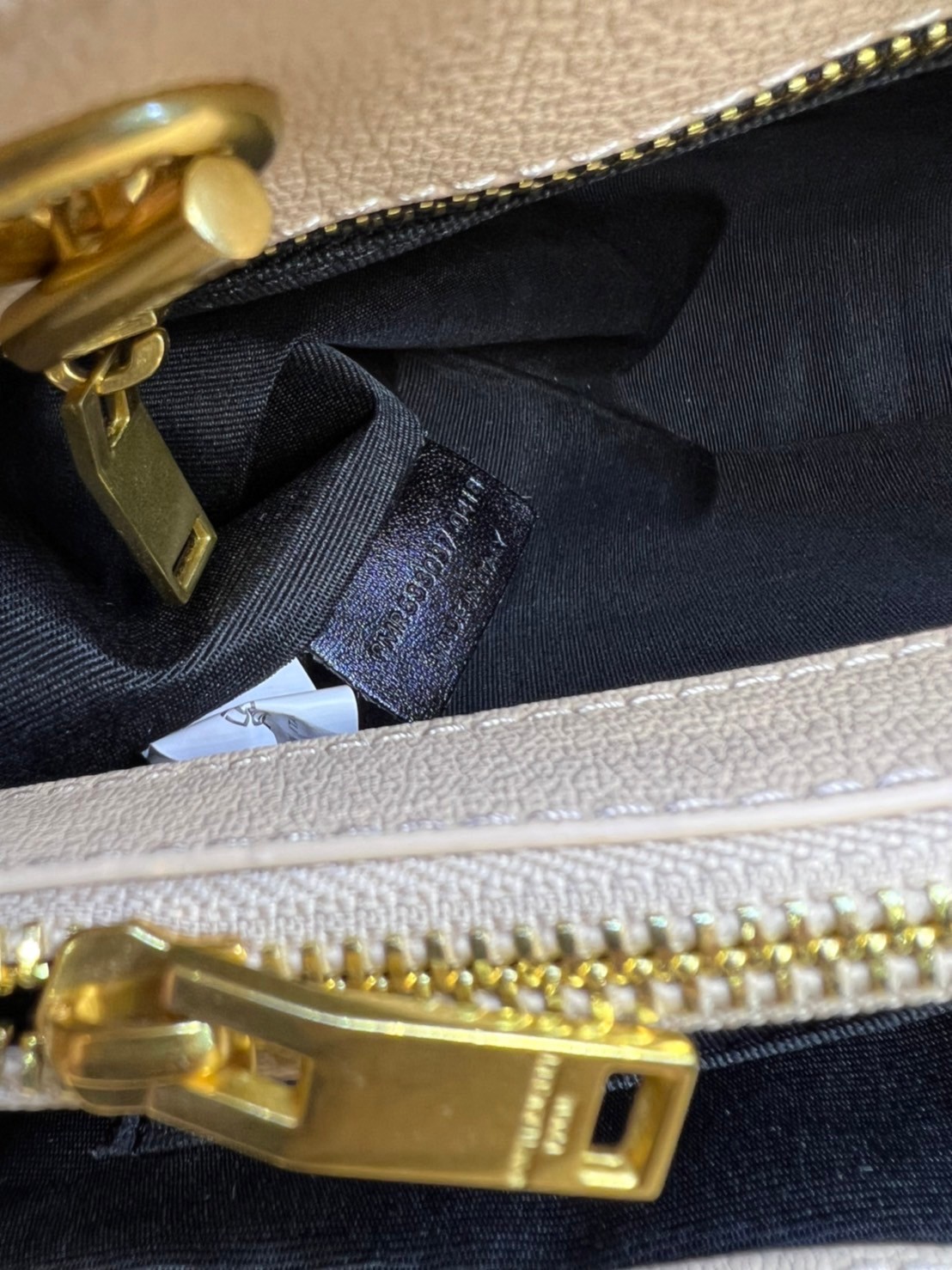 หนังแท้ Saint Laurent YSL Monogram Shopping Large Tote Bag กระเป๋าทรงช้อปปิ้งใบใหญ่ จุของได้เยอะ ภายในแบ่ง 2 ช่อง พร้อมซิปช่องกลาง ภาพสินค้าถ่ายจากงานขายจริง ใช้งานต่างประเทศได้