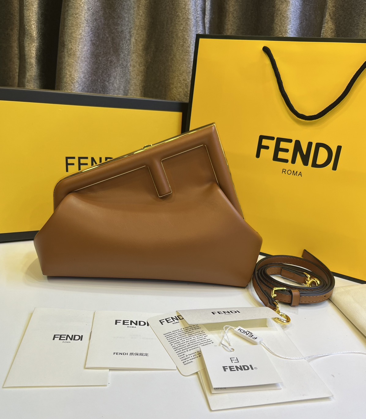 พร้อมส่ง 6 สี FENDI First Midi bag กระเป๋าทรงคลัชมาพร้อมสายสะพาย รูปลักษณ์สวยงามทันสมัย 🧡 เกรดออริจินอล 1:1 สลับแท้ ใช้งานต่างประเทศได้