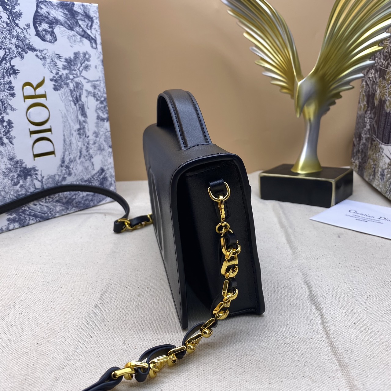 CD SIGNATURE MINI BAG Black Calfskin with Embossed / DIOR Clutch Bag พร้อมส่ง กระเป๋าสะพายทรงคลัท New for Winter 2023 คอลผู้ดี สวยหรู โดดเด่น ราคาสุดคุ้มพร้อมอุปกรณ์ครบ ไม่อยากให้พลาดน้า