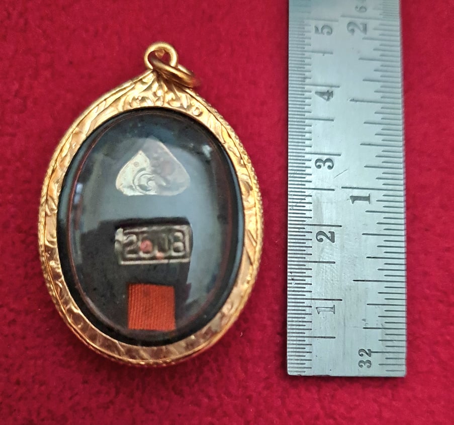 ล็อกเก็ตร.9ทรงผนวช พื้นสีแดง เลี่ยมทองไมครอนค่ะ