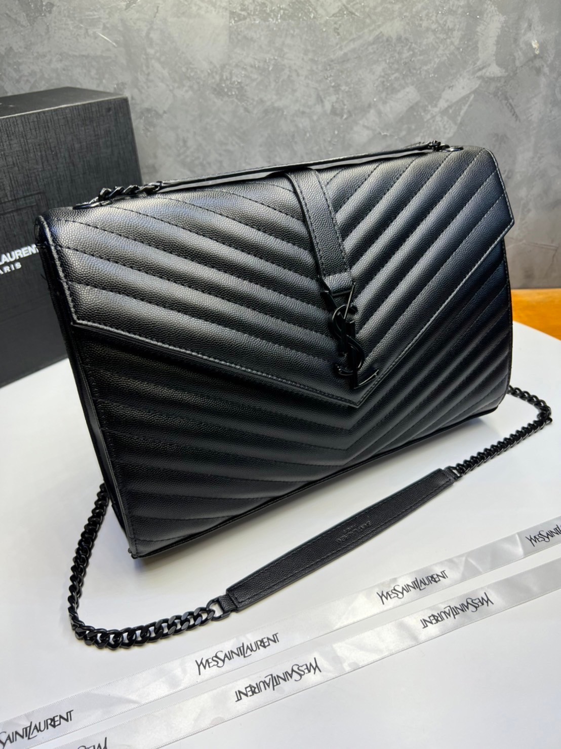 หนังแท้ YSL college large chain bag in quilted leather 30cm กระเป๋าสะพายใบใหญ่ ดีไซน์ทรงสวยหรู ตอบโจทย์ได้ทุกสไตล์ ภาพสินค้าถ่ายจากงานขายจริง ใช้งานต่างประเทศได้