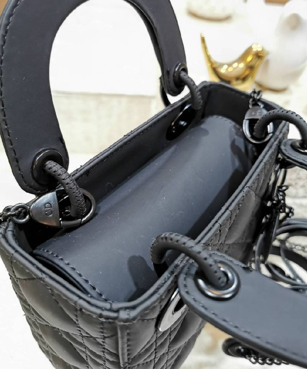 CHRISTIAN DIOR MINI BAG VIP GIFT WITH PURCHASE พรีเมี่ยมกิ้ฟรุ่น Limited สวยหรูดูดีอลังการเซตสุดคุ้มได้ทั้งกระเป๋าสะพายหนัง Calfskin + กระเป๋าสตางค์สั้น + Dior Gold Star ครบชุด ไอเท็มใหม่ล่าสุดน่าใช้น่าสะสม สินค้ามาพร้อมกล่องแบรนด์ จะซื้อใช้เองหรือมอบเป็น