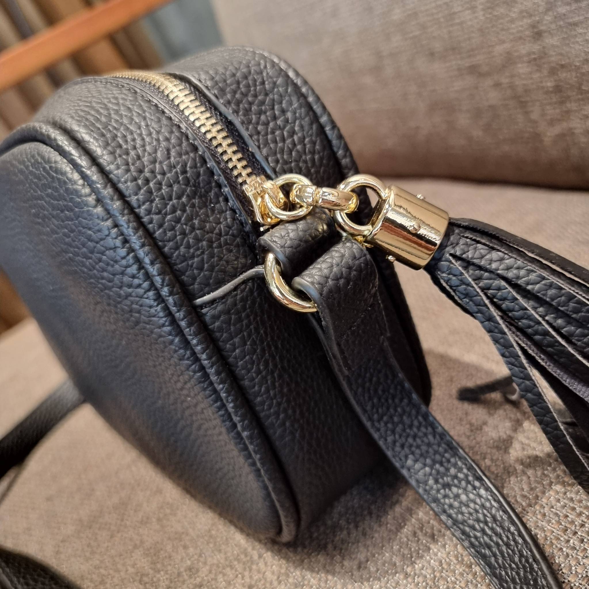 GUCCI Soho Disco Bag in Black Leather Hot item!! รุ่นหายาก ยอดฮิต GC soho crossbody bag กระเป๋าสะพายข้าง พรีเมี่ยมกิ๊ฟจาก dutyfree ที่สาวๆตามหา ด้วยดีไซน์และรูปทรงคลาสสิค ทำให้ใช้งานง่าย ตอบโจทย์ทุกลุค วัสดุหนัง pepble มีเอกลักษณ์ที่พู่หนัง สีเข้ากันกับตั