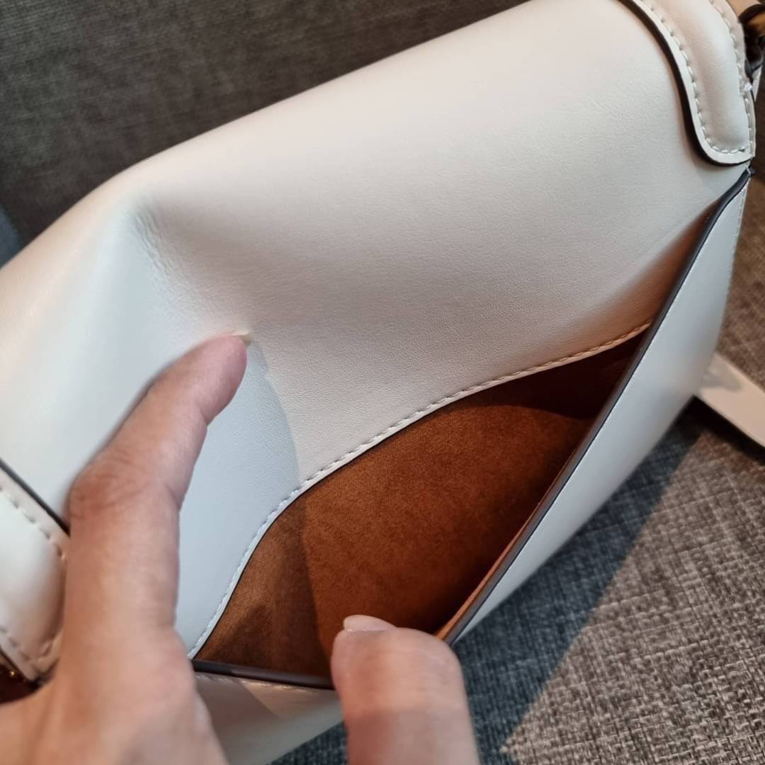 COACH C0749 BEAT SADDLE BAG The best item! ที่สาวๆรอคอย! ฮอตไฟลุก! สีหายาก ละมุนคุณหนู คอลเลคชั่นใหม่ ดีไซน์หรูหรา พิเศษมากๆมาพร้อมสายสะพาย 2 เส้น ใช้คู่กันหรือแยกสะพายก็สวยครบสูตร กระเป๋าสะพายทรง saddle คลาสสิค วัสดุหนัง glove-tanned ทนทาน เปิด-ปิดด้วยกร