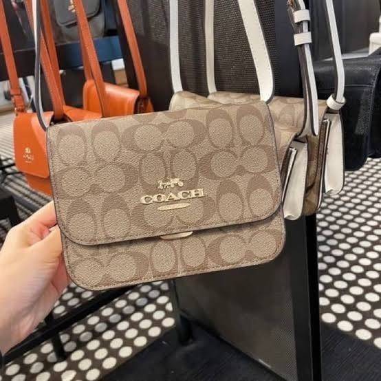 COACH MINI BRYNN CROSSBODY IN SIGNATURE CANVAS (COACH C5592)🍁สวยหรูหรา น่ารัก ด้วยลุคคุณหนู เกินเบอร์มาก!!//กระเป๋าถือ กระเป๋าสะพาย ลุคเก๋ ไซร์มินิ จะถือเป็นครัชแบบเลิศๆ หรือสะพายเป็นครอสบอดี้สุดชิลๆก็รอด// วัสดุหนังแคนวาสคุณภาพ ตกแต่งดีเทลหรูด้วย