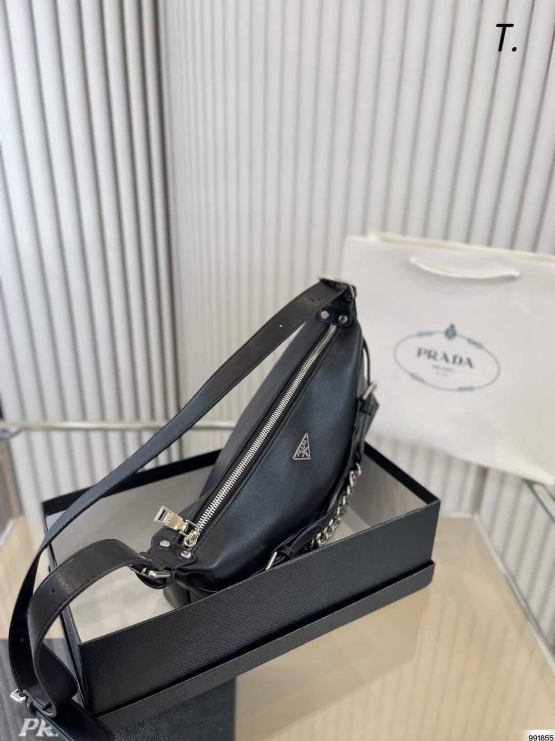 PRADA SHOULDER LEATHER BAG พร้อมส่งที่ไทย เข้าใหม่ สวยหนักมากก จำนวนจำกัดค่ะ! ดีไซด์สวยเก๋ ลุควินเทจ สามารถใช้ไปทำงานพกไปปาร์ตี้สุดเริ่ดไปเลยค่ะ