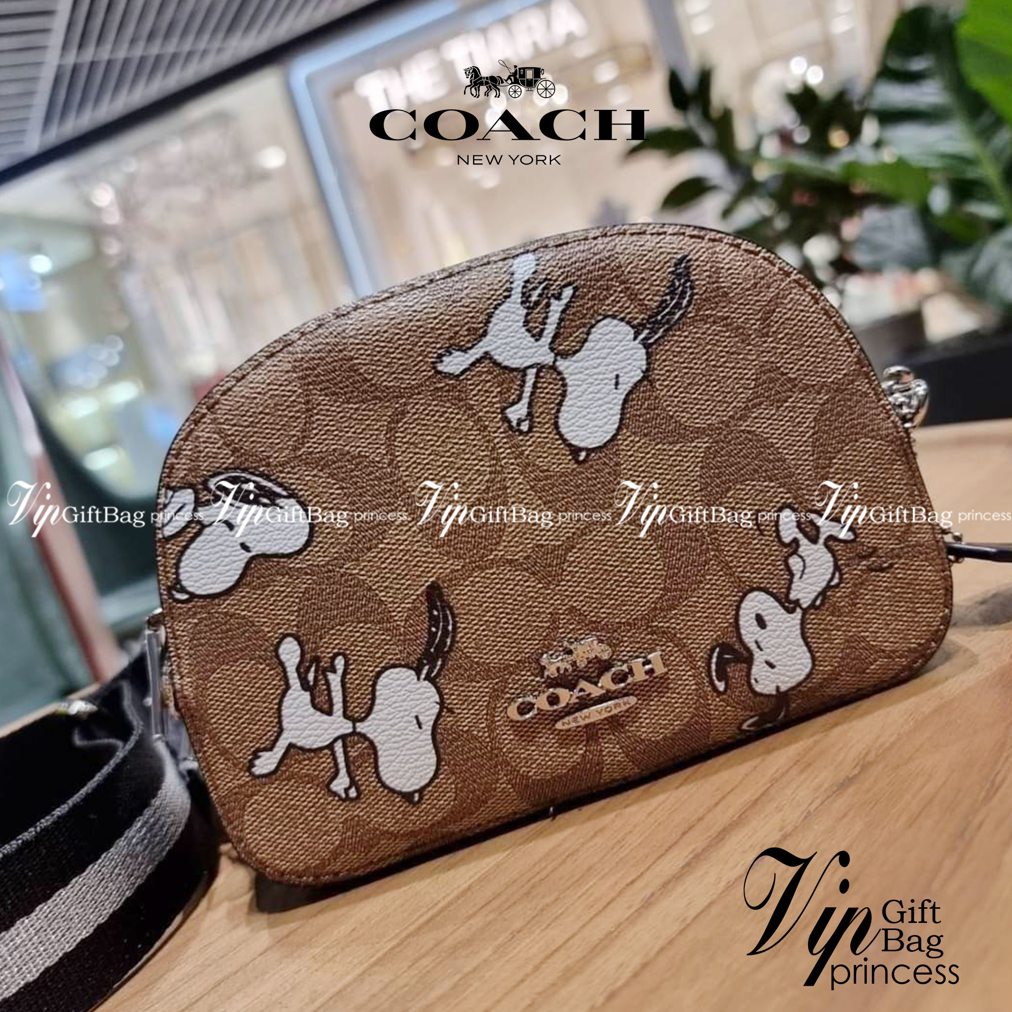 COACH C4590 COACH x PEANUTS MINI SERENA CROSSBODY IN SIGNATURE CANVAS WITH SNOOPY PRINT มาจ้าแม่ มาหนักๆอีกแล้ว กับคอลเลคชั่นที่ขายดี ขายหมด ไม่เคยพอจะขาย!! มินิเซเรนาคอลแลบกับสนูปพีแบบลงตัวที่สุด วัสดุหนังแคนวาสเคลือบลาย เปิด-ปิดด้วยซิป สะดวกใช้ ภายในเป็