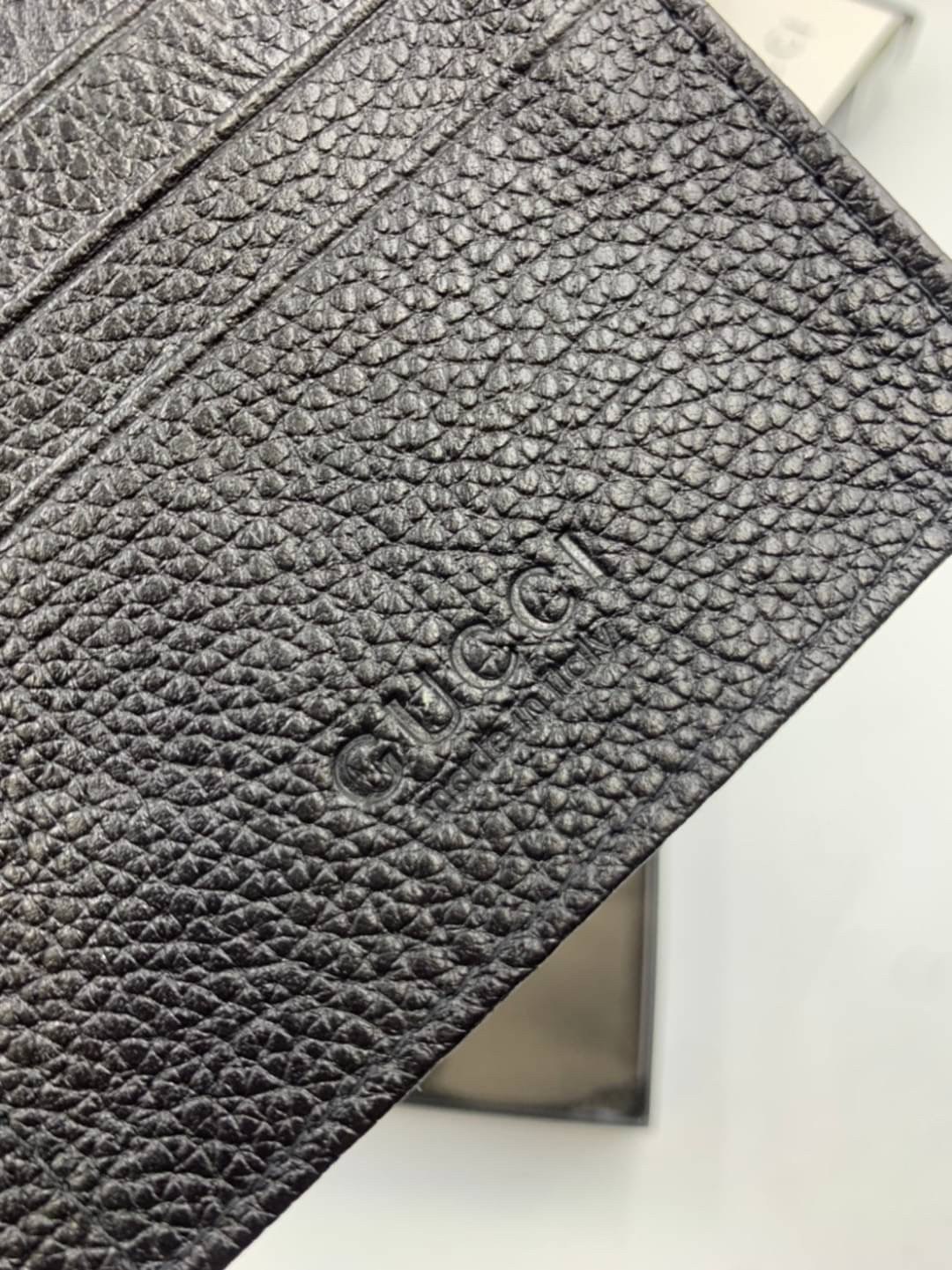 หนังแท้ GUCCI Men Long Wallet รุ่นใหม่ล่าสุด!! หนังสวยเริด ดีงามมากค่าาา กระเป๋าสตางค์ใบยาว ดีไซน์ใหม่ สวยดูหรู ถือใช้กำลังเหมาะมือ ใส่บัตรได้เยอะ ใส่ธนบัตรได้ทุกชนิด มาครบ set พร้อมส่ง!! เป็นไอเท็มที่หนุ่มๆต้องมีจริงๆจ้า 😎😎