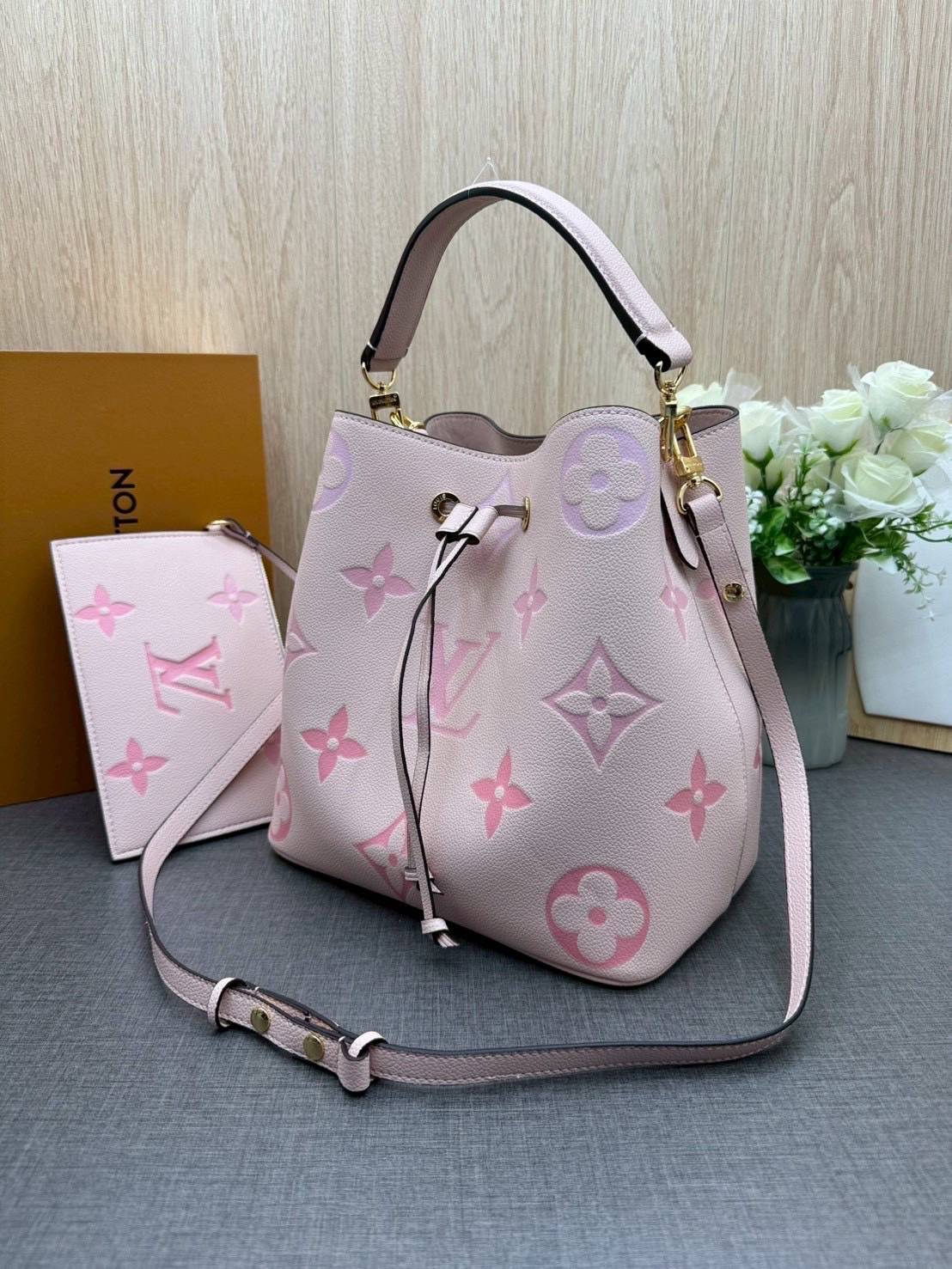 ORI หนังแท้ | LV NeoNoe MM Bucket bag Monogram Flower กระเป๋าสะพายทรงบัคเก็ต ลาย Monogram Flower โดดเด่นเพิ่มสไตล์ มีเสน่ห์ชวนหลงใหล