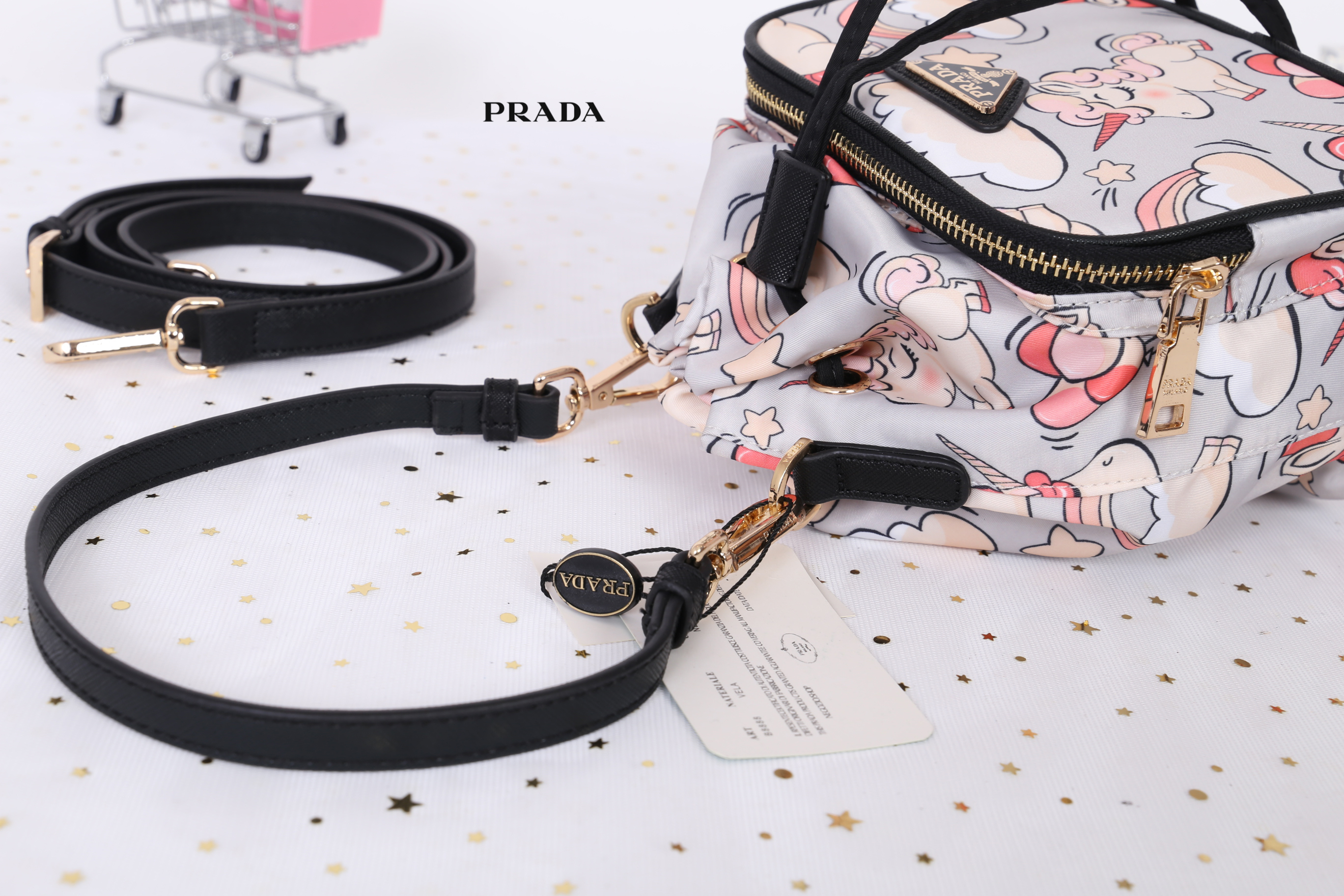 Prada bucket bag Premium gift New in! กระเป๋าถือหรือสามารถสะพายข้าง ทรงขนมจีบ สุดน่ารักดีไซน์ใหม่ super cute! วัสดุ nylon เนื้อหนา อะไหล่ทองด้านหน้ามีโลโก้แบรนด์ พร้อมช่องซิป กระเป๋า เปิดปิดแบบ drawstring ภายในกระเป๋าโล่ง ใส่ของได้จุ พร้อมสายยาวลาย saffia