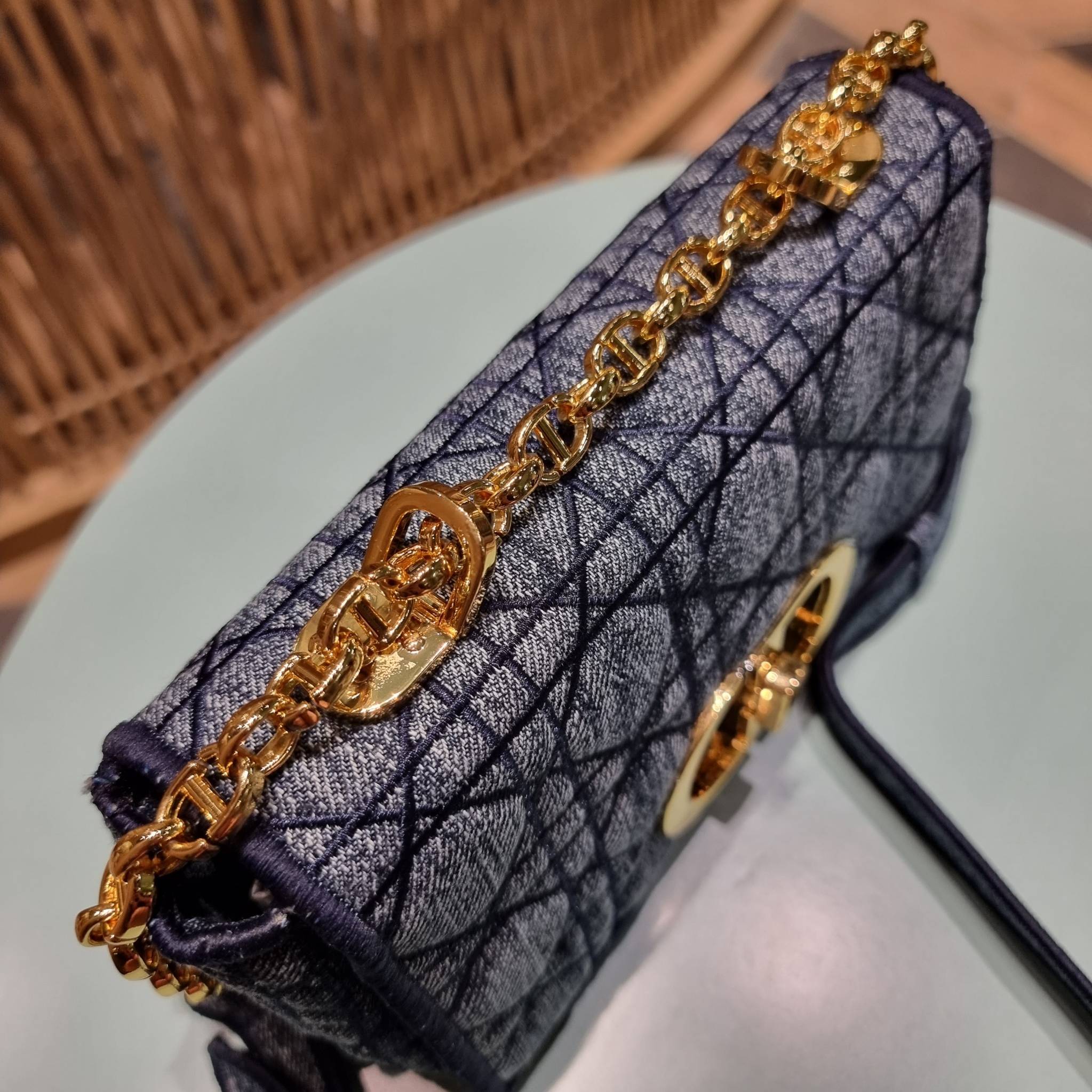 VIP CD SMALL CARO SHOULDER BAG / DIOR CARO / Dior Cruise 2021 Bag กระเป๋าสะพายข้างทรงสวย ดีไซน์ย้อนยุค ที่รอบนี้โดดเด่นเป็นเอกลักษณ์มากๆ ดีไซน์สีเดนิมคลาสสิค เปิด-ปิดด้วยอะไหล่บิดล็อค หรูหรา ใช้งานง่าย วัสดุผ้าเดนิมทนทาน ภายในเป็นช่องโล่ง มีช่องย่อย ด้านห