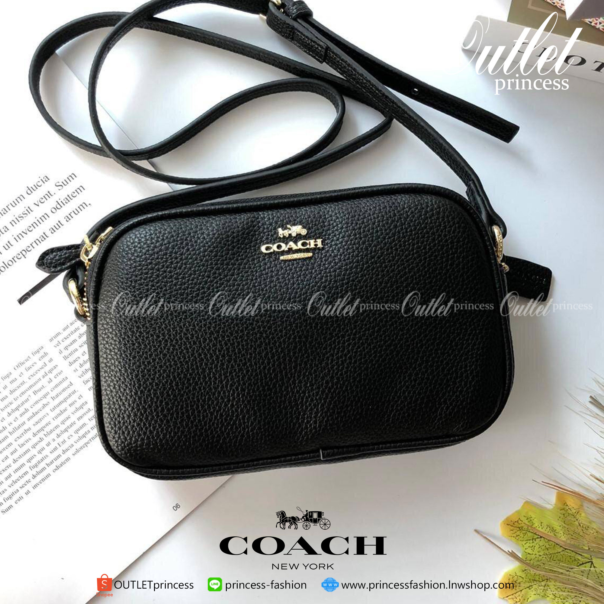 ของแท้ กระเป๋าสะพาย COACH เปิด - ปิดกระเป๋าด้วยซิป มีช่องใส่ของ 2 ช่องใหญ่ ด้านในมีช่องใส่ของ 1 ช่อง และช่องใส่บัตร 2 ช่อง มาพร้อมสายสะพายยาว สามารถปรับได้ 3 ระดับ