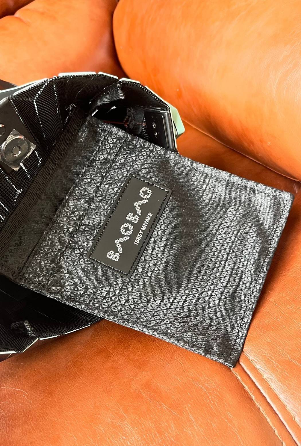 Baobao Issey Miyake Large Bucket กระเป๋าบัคเก็ตขนาดใหญ่สามารถใช้ใส่ร่มพับได้หรือขวดน้ำขนาดเล็กได้ ซีรีย์ใหม่นี้มีจุดเด่นที่แผ่นรูปทรงสี่เหลี่ยมด้านขนานในแนวตั้ง