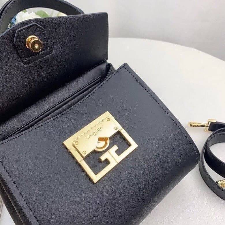 หนังแท้ Givenchy Mini Mystic Calfskin Leather Satchel / Givenchy Top Handle Bag กระเป๋ารุ่นใบใหม่จากแบรนด์หรู การออกแบบเชิงมุมโดดเด่นด้วยแผ่นปิดสามเหลี่ยมที่มีรายละเอียดพร้อมการปิดด้วยแม่เหล็ก double-G พกติดตัวไว้ที่หูหิ้วด้านบนหรือสวมสายสะพายทรงเรียวเพื่