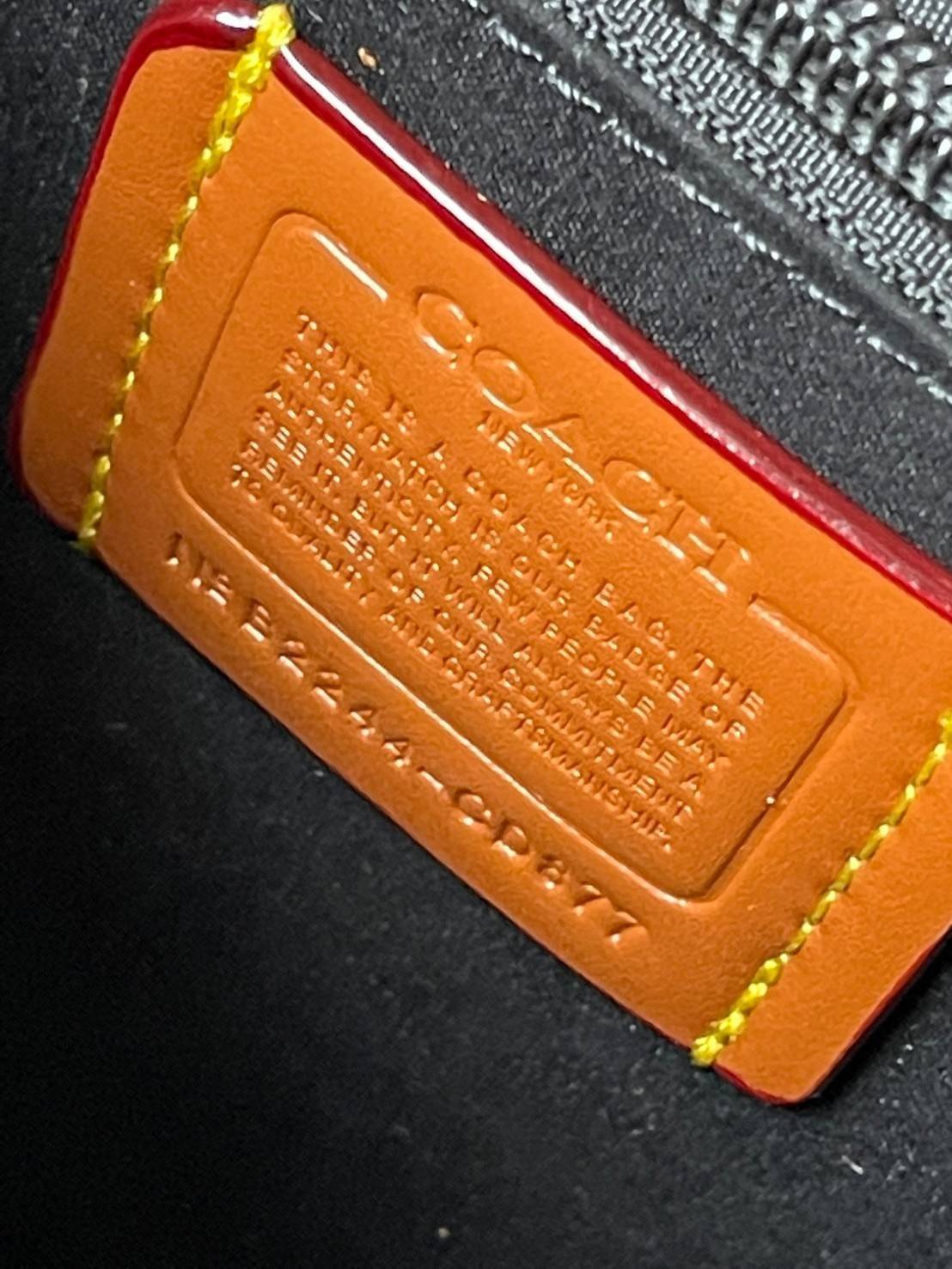 Coach Frankie Crossbody In Signature Canvas Leather Bag Sling CD877 กระเป๋าสไตล์แฮนด์ฟรีที่จัดระเบียบอย่างดีสำหรับการเดินทางหรือที่ทำงาน Frankie Crossbody ขนาดกะทัดรัดถือทุกสิ่งที่จำเป็นด้วยพื้นที่สำหรับโทรศัพท์ กระเป๋าสตางค์ กุญแจและอีกมากมาย ผลิตจากผ้าแ