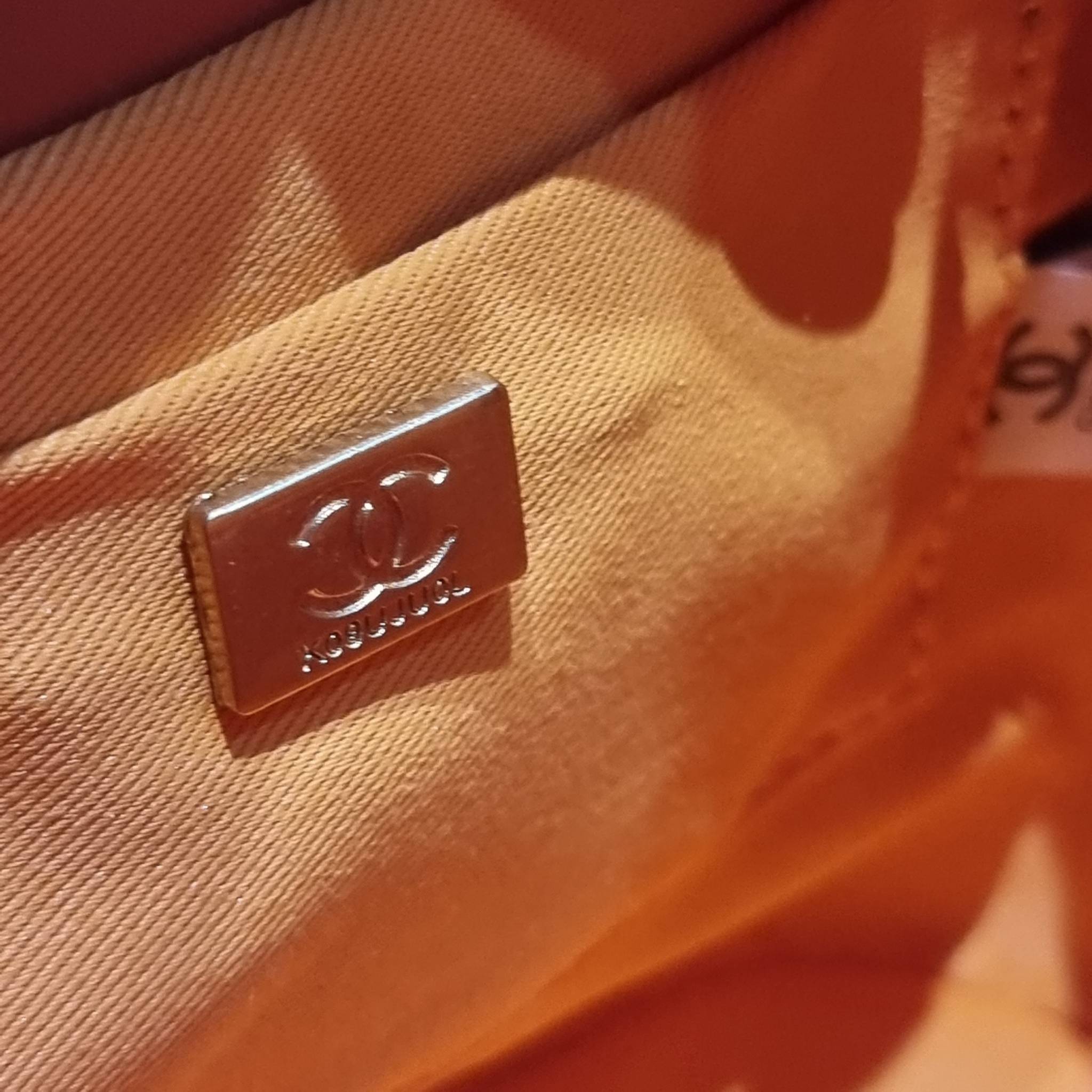 Chanel small backpack กระเป๋าสะพายหลังใบเล็ก โลหะสีทอง ดีไซน์ 2023 น้องน่ารักตะโกนม้าก!! กับกระเป๋าทรงเป้ ขนาดน่ารักน่าใช้ ดีเทลดีงาม มีใบลูกติดในตัวกระเป๋า สะดวกใช้สุดๆ