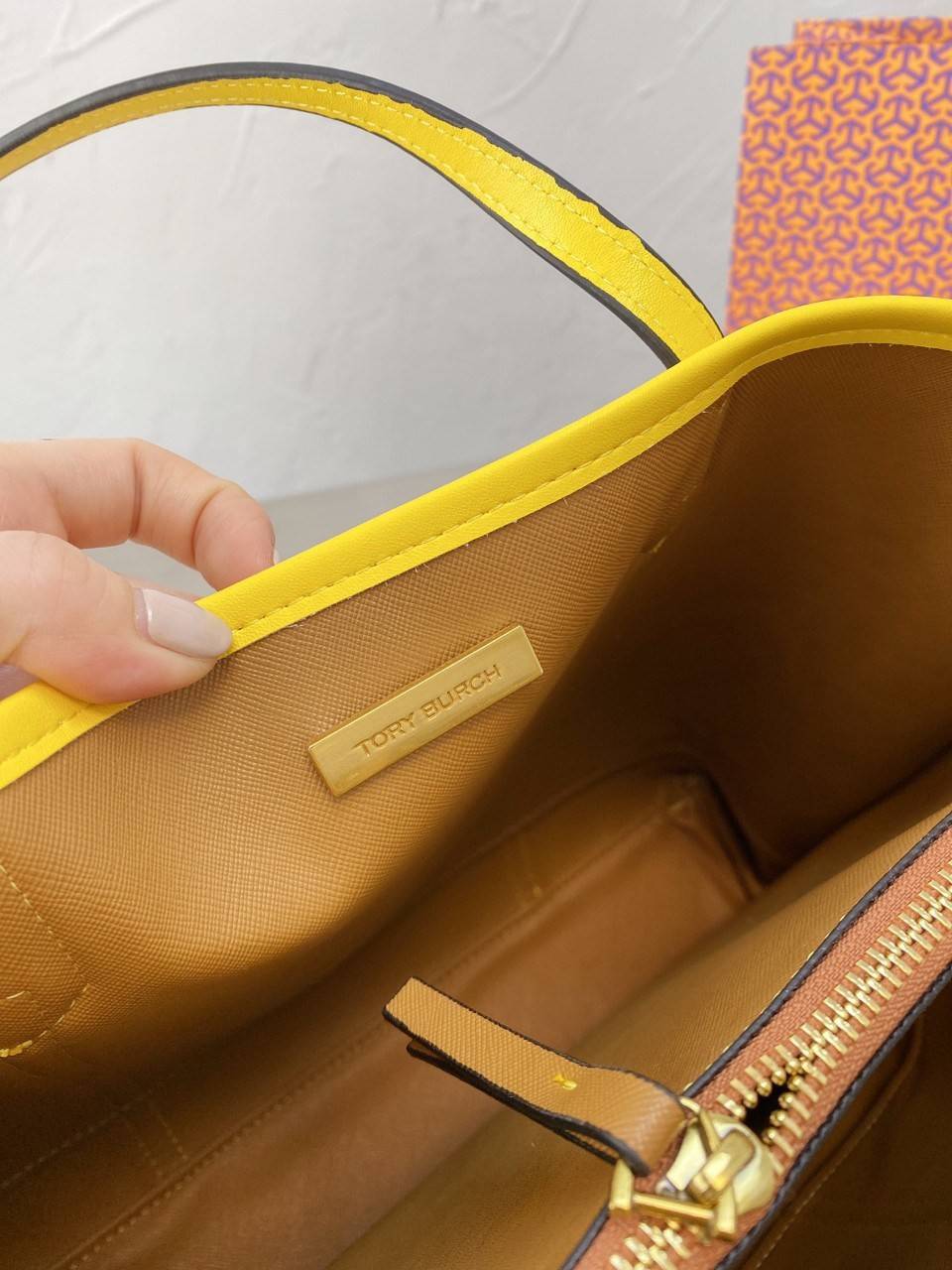 ของแท้ 💯% TORY BURCH PERRY T MONOGRAM TRIPLE-COMPARTMENT TOTE กระเป๋าสะพายทรง SHOPPING BAG ผ้าแคสวาสมปักลายสัญลักษณ์แบรนด์ สวยหรูอยู่ทรง ด้านหน้าปักโลฟดก้ลงบนหนังแท้ ภายในมีข่องใหญ่3ช่อง เป็นช่องซิปและช่องข้างขนาบ2ช่อง กว้างและจุของได้เยอะมาก