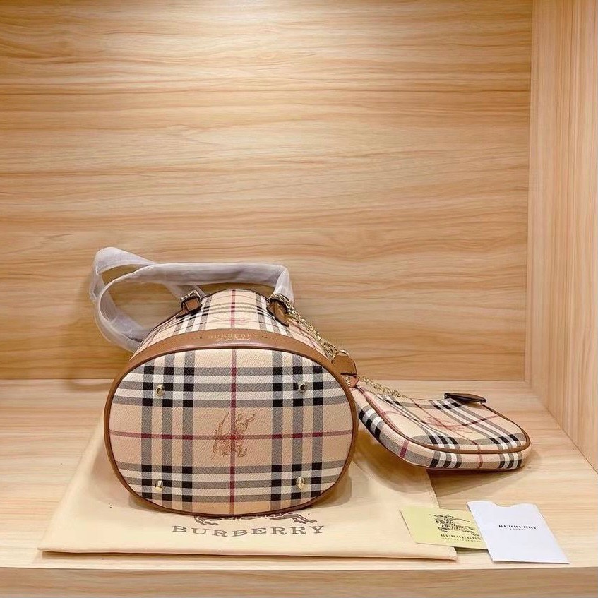BURBERRY VINTAGE SET BAG VIP GIFT WITH PURCHASE (GWP) **ซื้อ1ได้ถึง2ใบ กระเป๋าถือทรงสวยหรู งานพรีเมี่ยมกิ๊ฟ Limited Edition จากBURBERRY วัสดุหนังPVC สวยหนังนิ่ม ตัดด้วยสายหนังสีน้ำตาลเข้ม **สวยตาแตกกกก มาพร้อมช่องใส่ของขนาดใหญ่ อยกเป็นช่องซิปและช่องใส่ของ