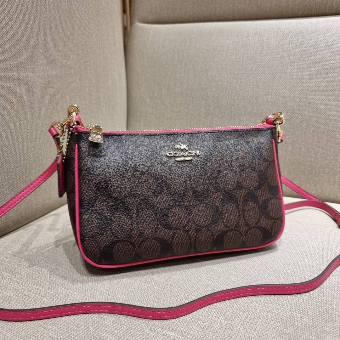 COACH 36674 TOP HANDLE POUCH IN SIGNATURE JACQUARD กระเป๋าทรงพอช ยอดฮิต ยกขึ้นแท่น ด้วยดีไซน์ที่ออกมาให้ใช้งานได้ง่าย ขนาดกำลังเหมาะ วัสดุหนังแคนวาสทนทาน ดีไปหมดขนาดนี้!! คุณลูกค้าถึงสั่งกันรัวๆจริงๆ ภายในโล่งกว้าง ใส่โทรศัพท์ได้ทุกรุ่น มาพร้อมสายคล้องแขน