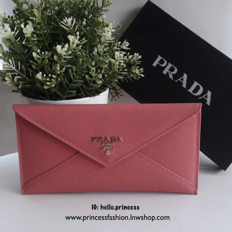 New Arrival~~ กระเป๋าสตางค์ยาวแบบพับ **ทรงหรู จากงานพรีเมี่ยมกิ้ฟ จากเคาเตอร์ต่างประเทศ จากแบรนด์ PRADA ลายหนัง saffiano ของแท้ 100% เปิดปิดฝาพับ มีช่องใส่บัตร 6 ช่อง ด้านในมีช่องใหญ่2ช่อง ใส่ได้ถึงแบงค์พัน หรือจะใส่มือถือได้ถึง Iphone+ และช่องซิปใส่ของจุ