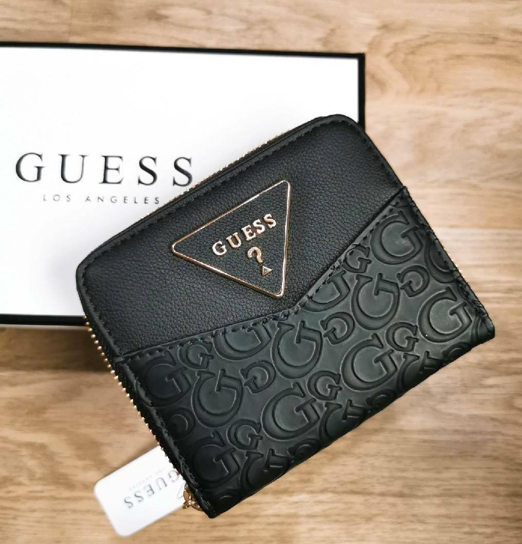 NEW ARRIVAL! GUESS FACTORY WOMEN'S SHORT WALLET กระเป๋าสตางค์สั้นรุ่นใหม่ล่าสุดไอเท็มแนะนำวัสดุหนังปั้มโลโก้รอบใบสวยอยู่ทรงด้านหน้าประดับโลโก้แบรนด์ ภายในมีทั้งช่องใส่ธนบัตร ช่องใส่เหรียญ ช่องใส่บัตรหลายช่อง ใส่เเบงก์พันได้ค่ะ ภาพถ่ายจากสินค้าจริงมาพ