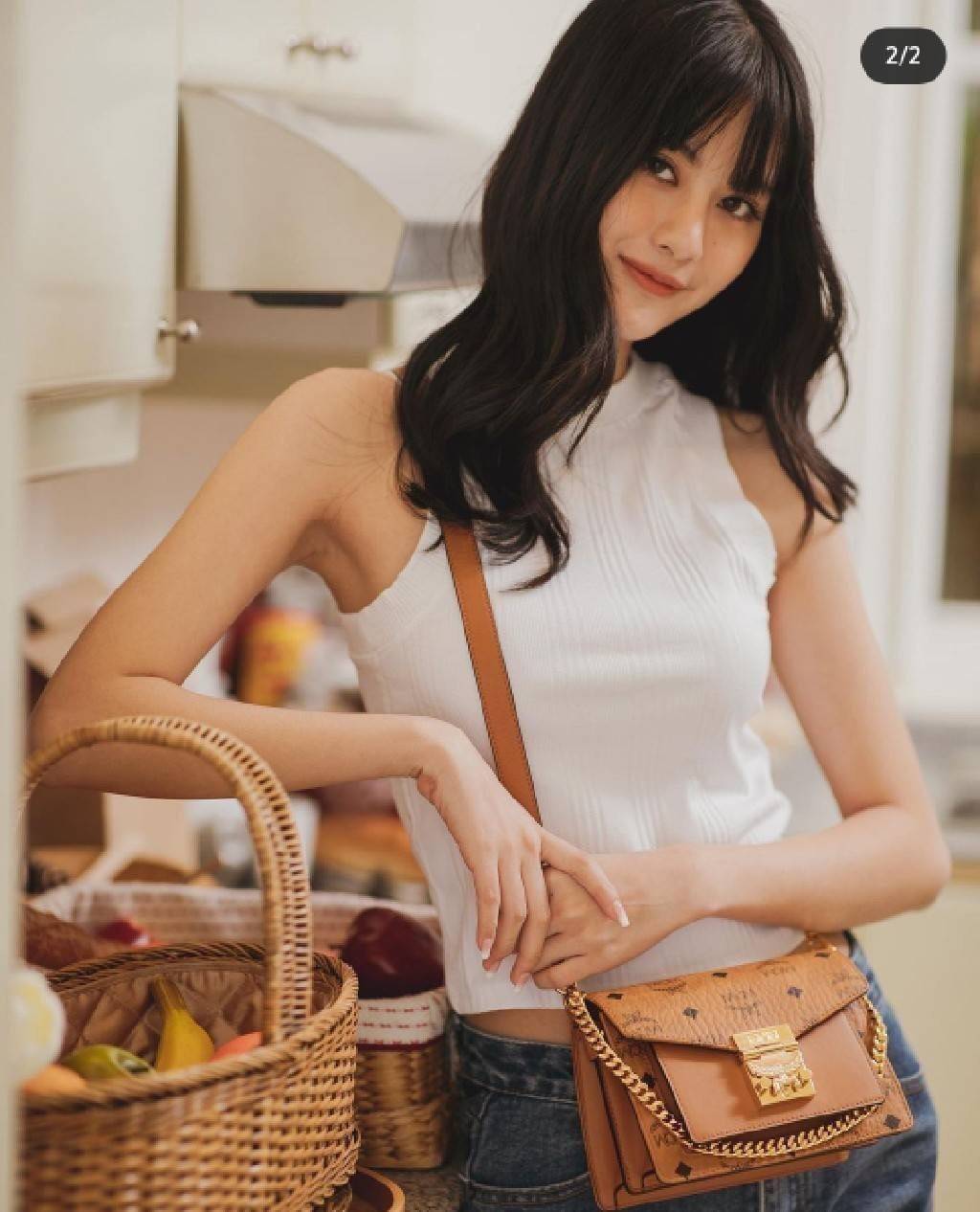 M.C.M MINI PATRICIA CROSSBODY IN VISETOS กระเป๋าสะพายไซส์มินิ เล็กๆแต่ดีเทลยิ่งใหญ่!! เป็นอีกหนึ่งรุ่นที่หรูเกินตัว ด้วยดีไซน์และขนาดพอเหมาะ สาวๆต้องปลื้มแน่นอนใบนี้ วัสดุหนังแคนวาสคุณภาพดีสลับหนังแท้ เปิด-ปิดด้วยตัวกดล็อคอะไหล่ทองสุดหรู ภายในเป็นหนังกลับ