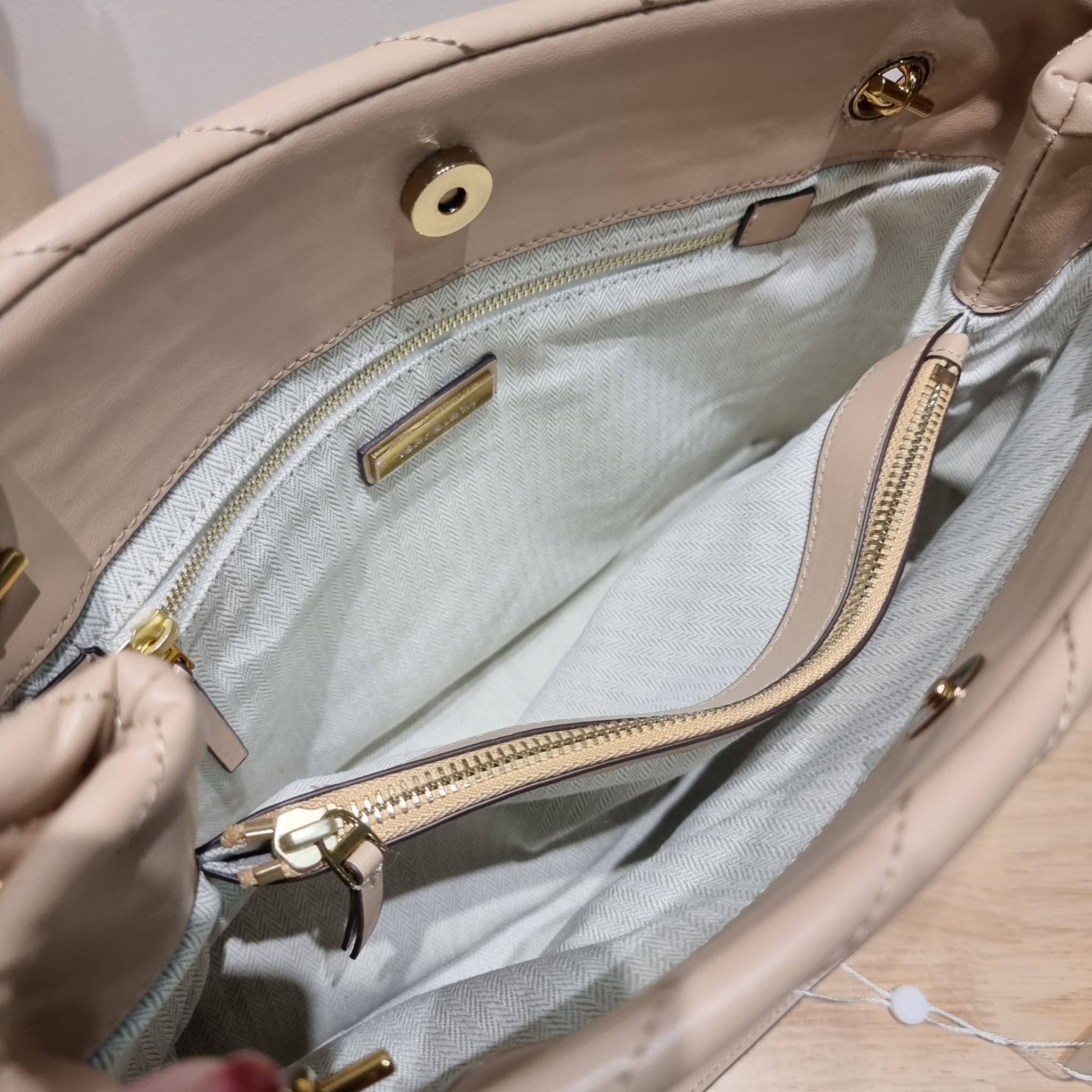 TORY BURCH KIRA CHEVRON TOTE กระเป๋าสะพายรุ่นที่ใครๆก็ต้องมี กับทรงโท้ทไซส์ใหญ่ ใช้ยังไงก็ดูหรู ดีไซน์เฉพาะตัว วัสดุหนังสัมผัสนิ่ม